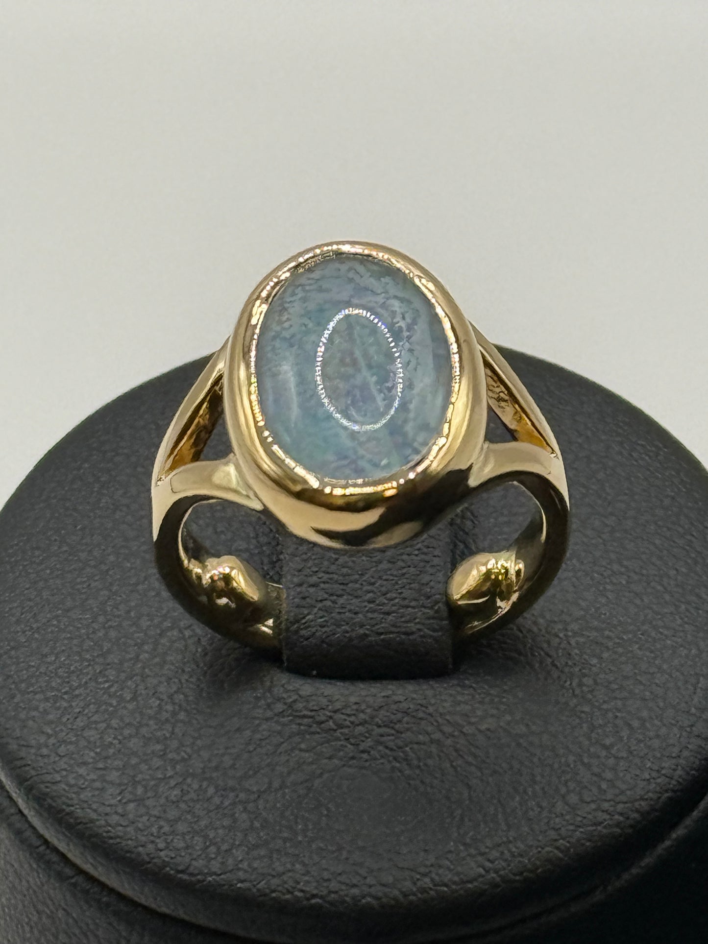 Bague en or jaune 18 carats et labradorite cabochon taille 49 bijou de luxe