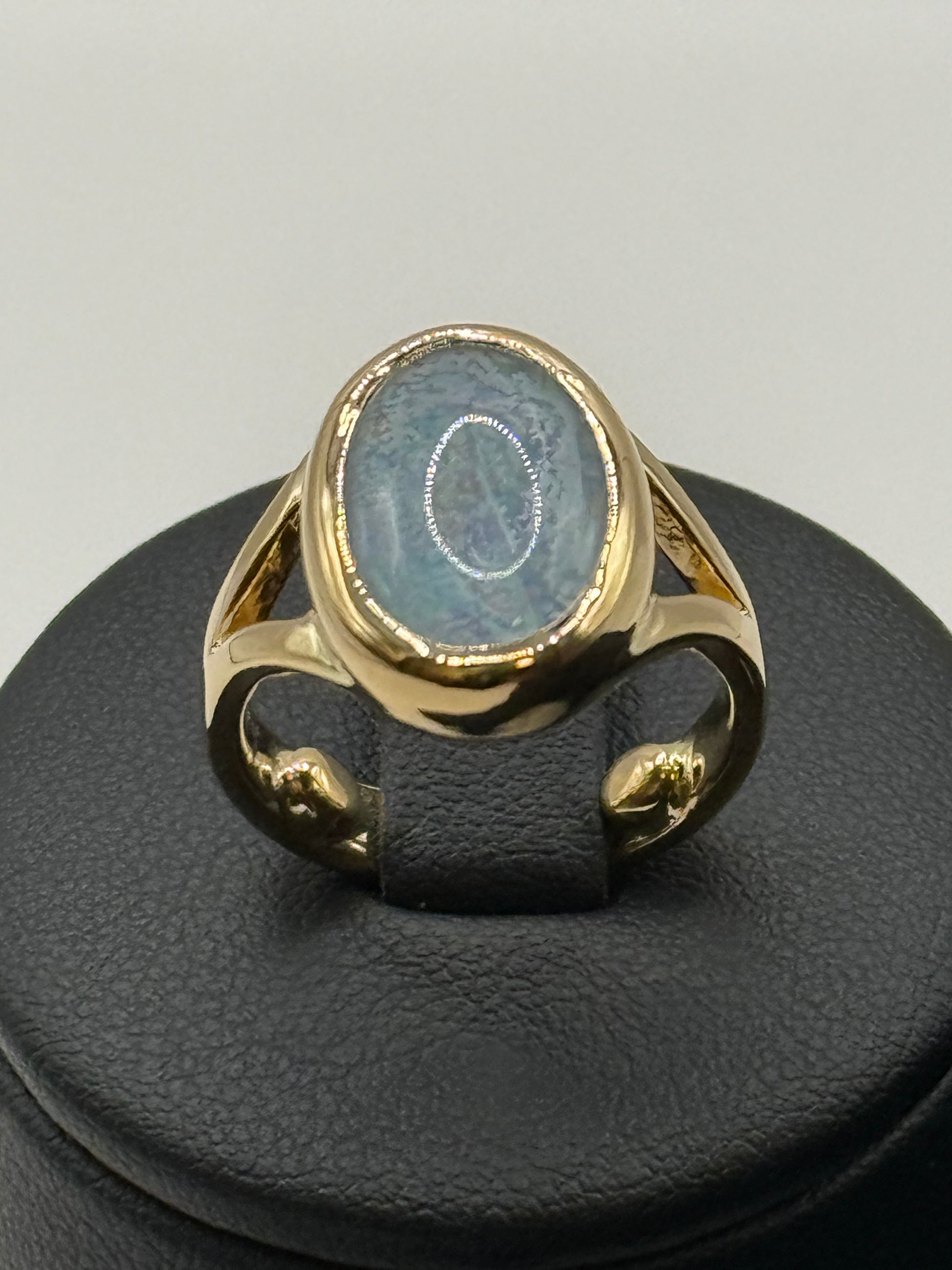 Bague en or jaune 18 carats et labradorite cabochon taille 49 bijou de luxe
