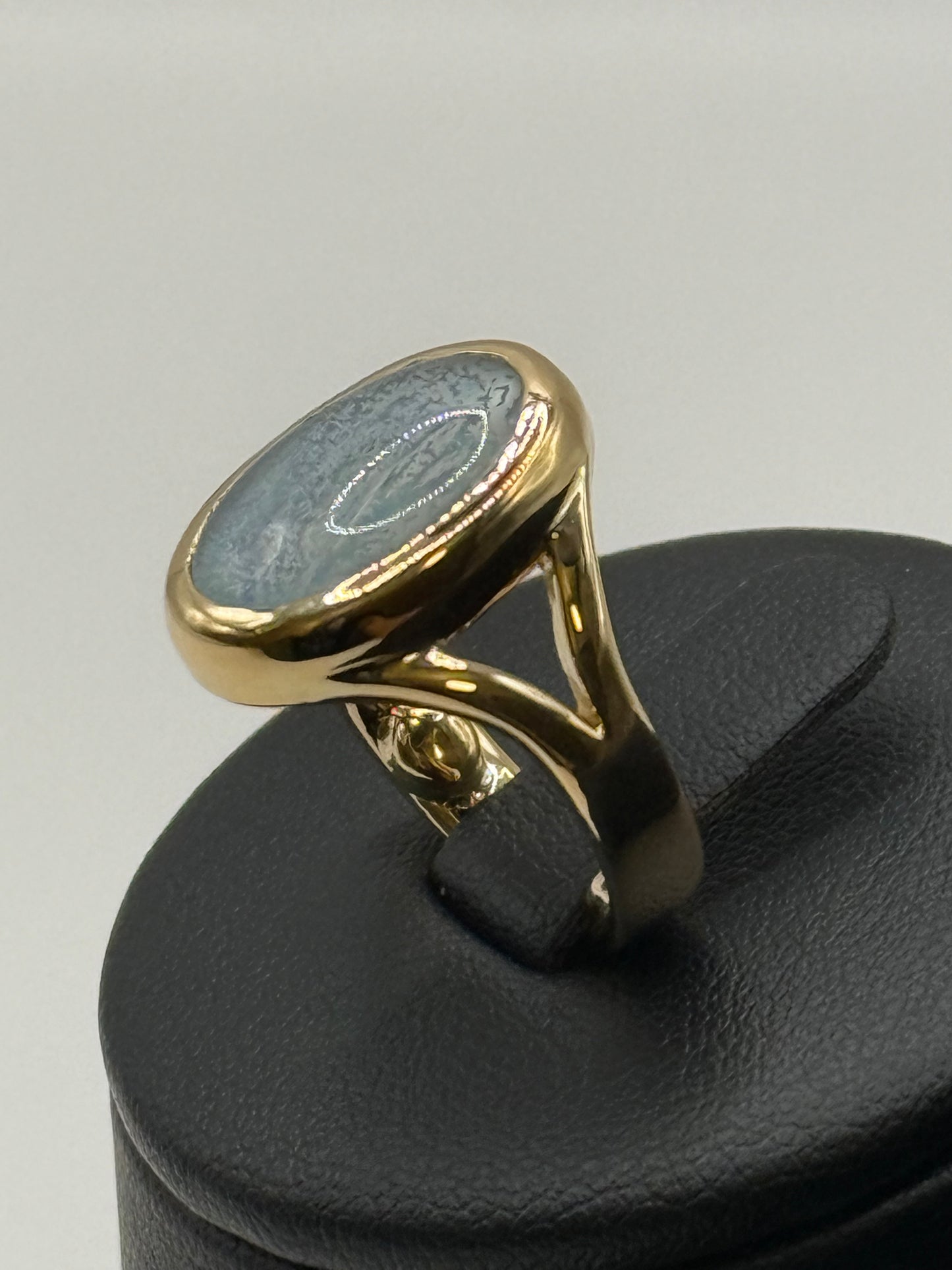 Bague en or jaune 18 carats et labradorite cabochon taille 49 bijou de luxe vue 2