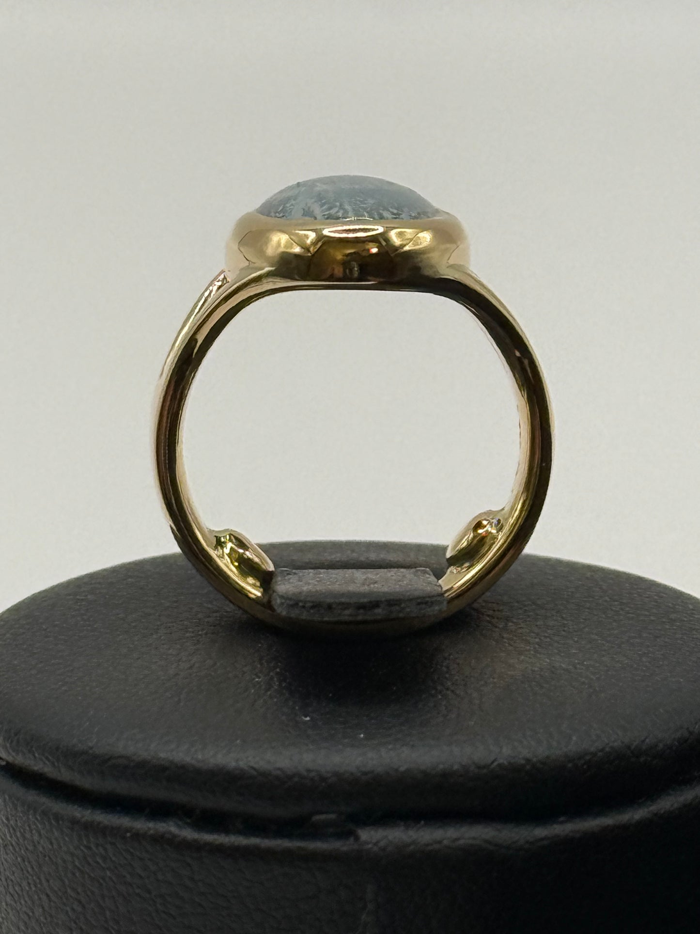 Bague en or jaune 18 carats et labradorite cabochon taille 49 bijou de luxe vue 3