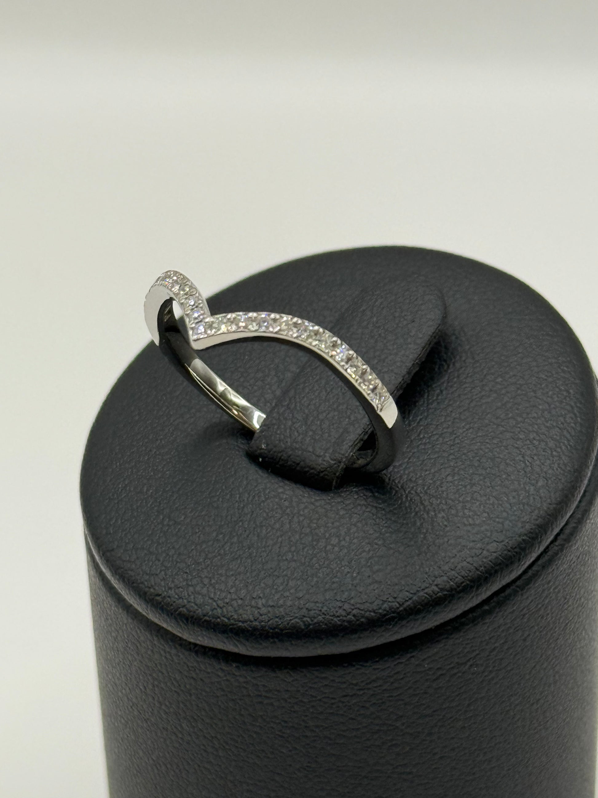 Bague en platine sertie de diamants  taille 58 or 18 carats bijou de luxe vue 2
