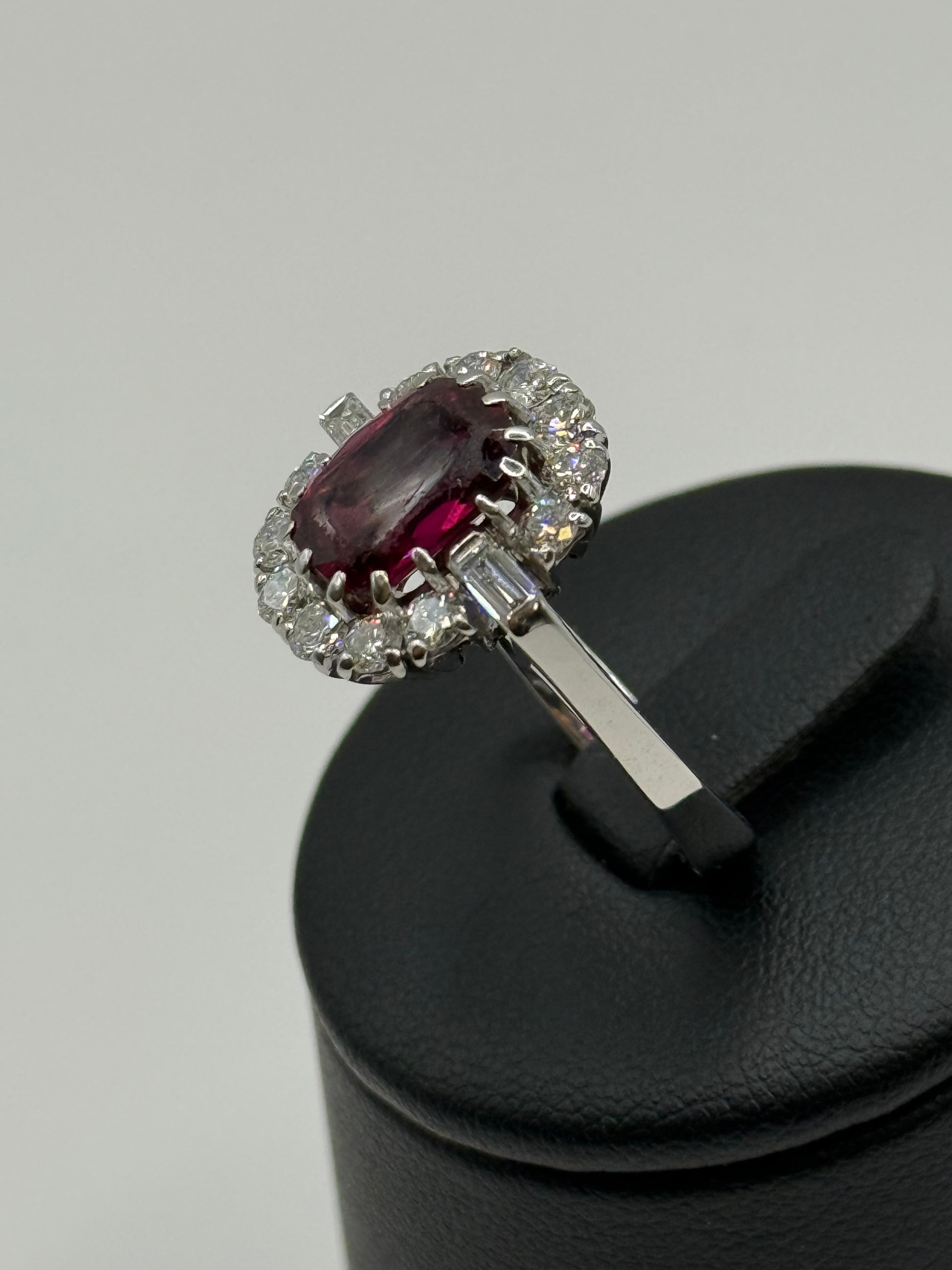 Bague Grenat et diamants 1,14 carats taille 57 or 18 carats bijou de luxe vue 2