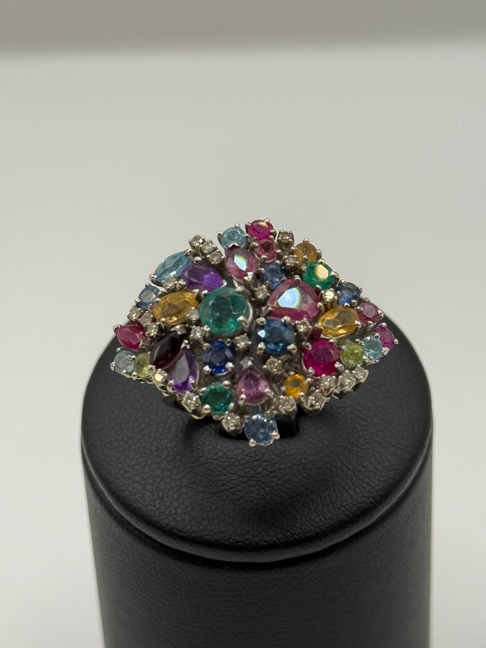 Bague Grenat, saphirs, emeraudes, diamants, améthystes, citrines, péridots taille 48 or 18 carats bijou de luxe
