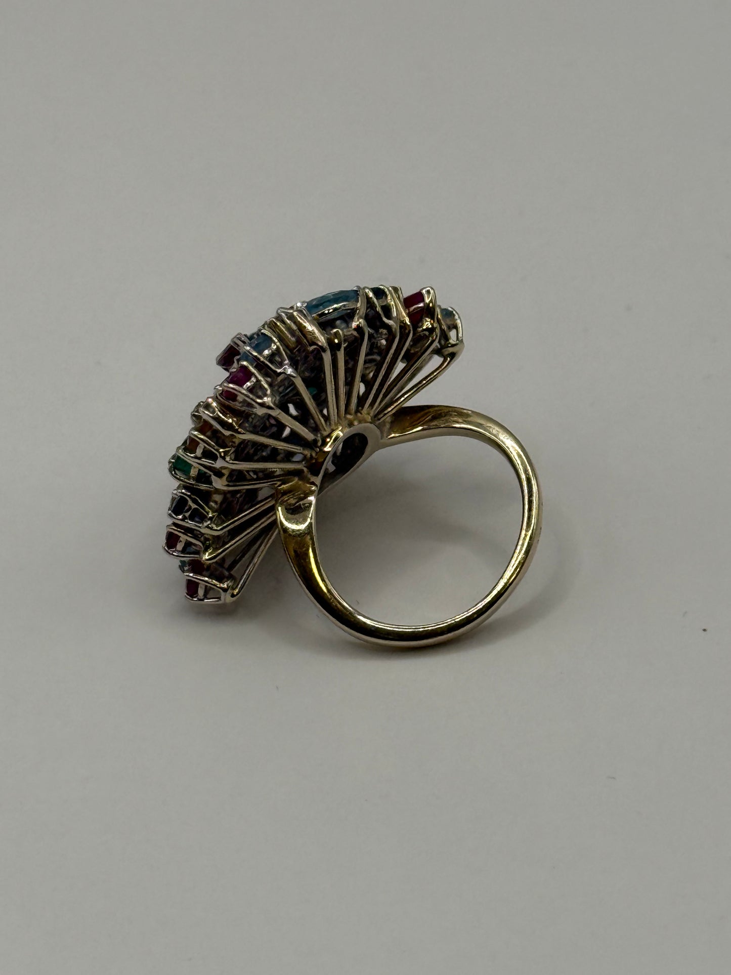 Bague Grenat, saphirs, emeraudes, diamants, améthystes, citrines, péridots taille 48 or 18 carats bijou de luxe vue 4