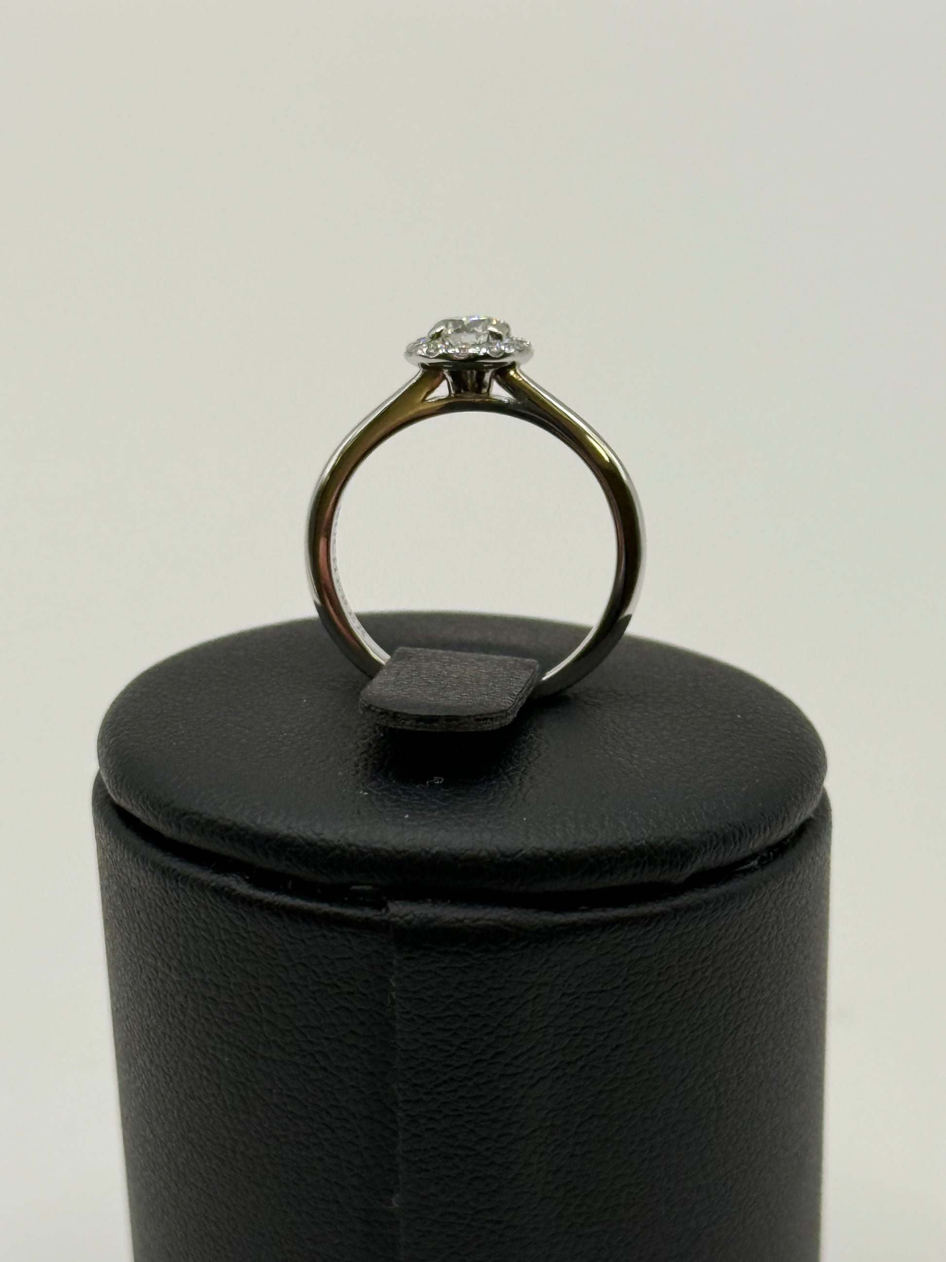 Bague halo diamants en or blanc 18 carats – Bucherer taille 50 bijou de luxe vue 3