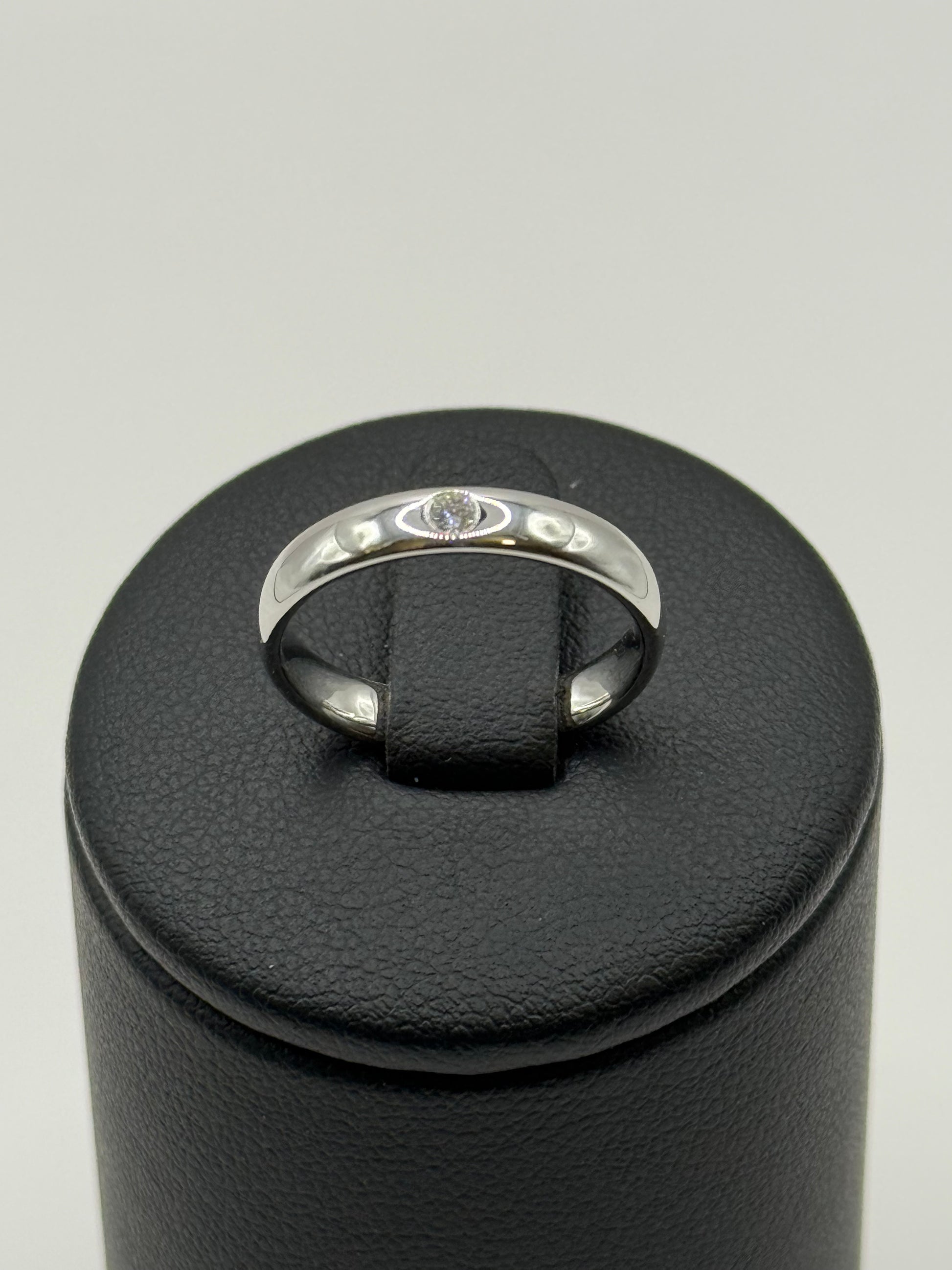 Bague sertie d'un diamant taille 52 or 18 carats bijou de luxe