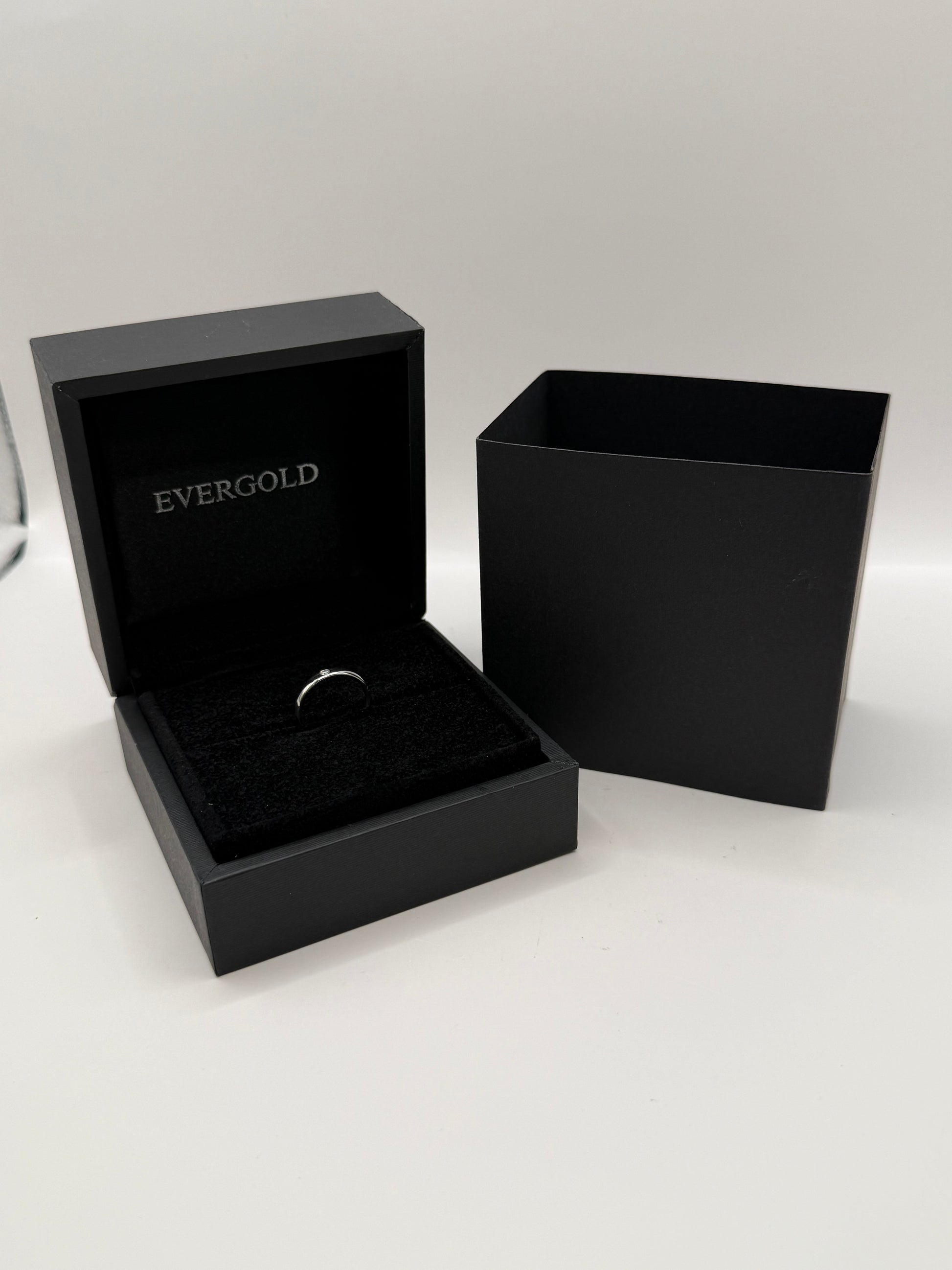 Bague sertie d'un diamant taille 52 or 18 carats bijou de luxe vue 4