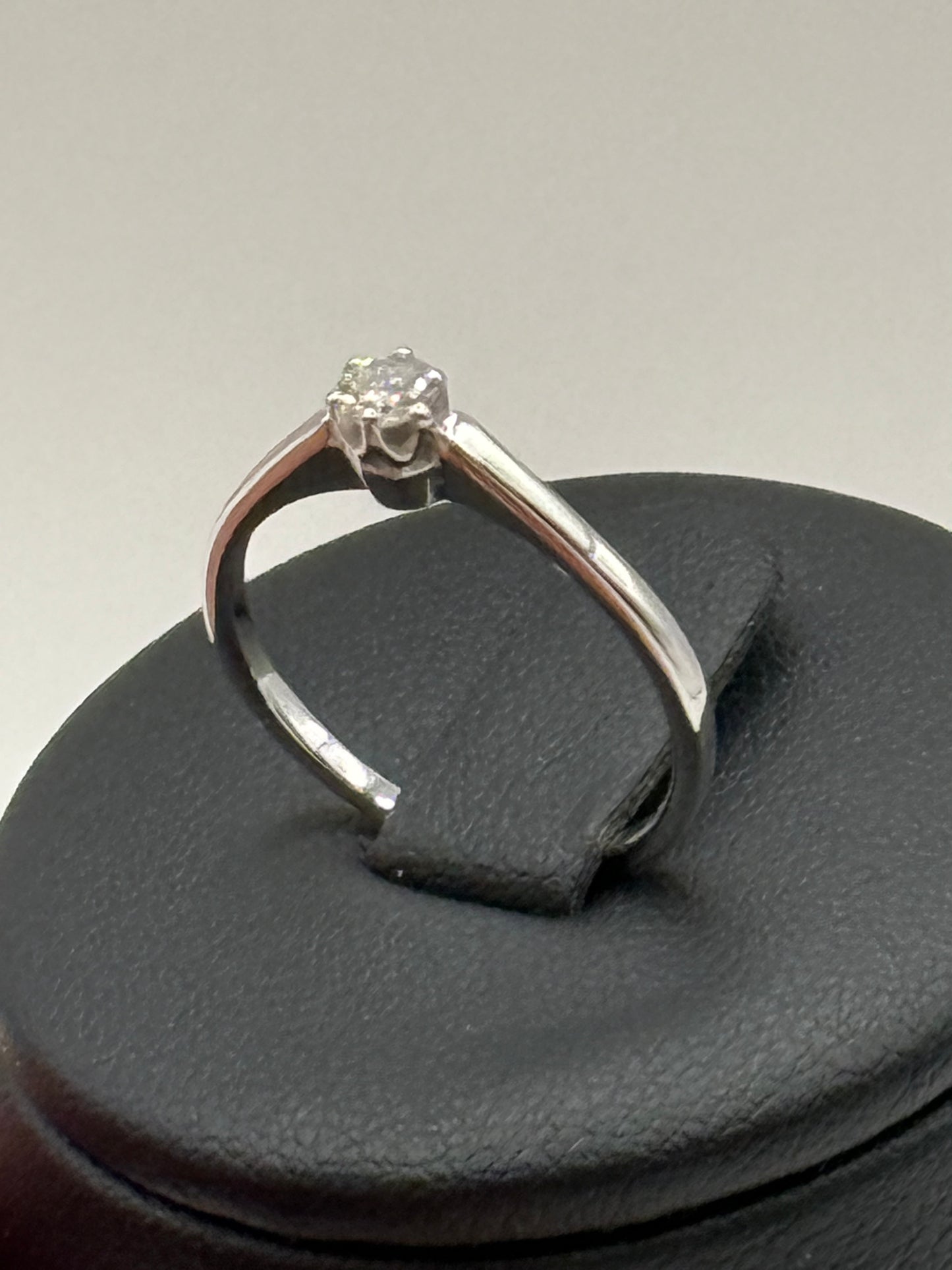 Bague solitaire en or blanc 18 carats sertie d’un diamant 0,15 ct taille 52 bijou de luxe vue 2