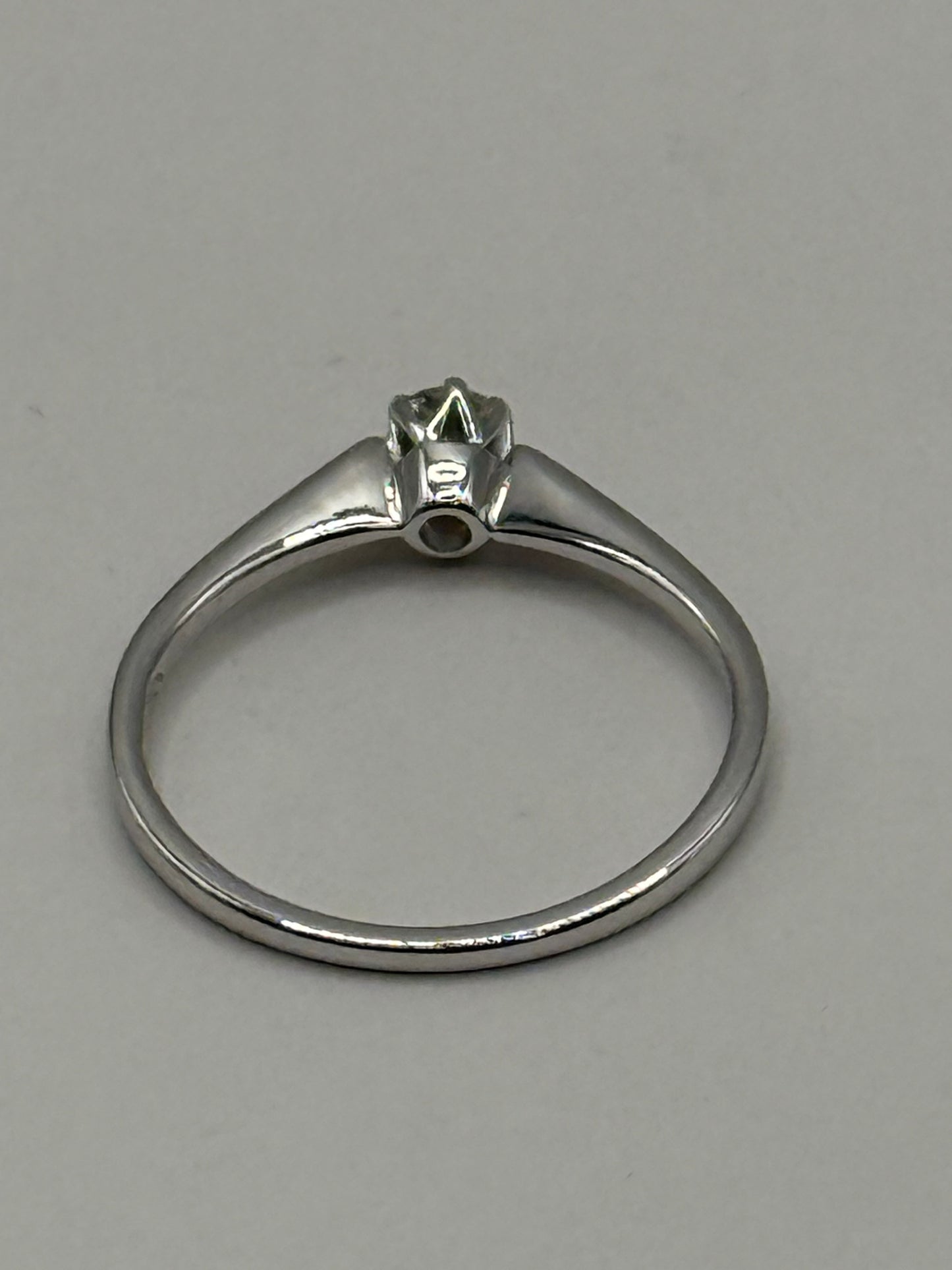 Bague solitaire en or blanc 18 carats sertie d’un diamant 0,15 ct taille 52 bijou de luxe vue 3
