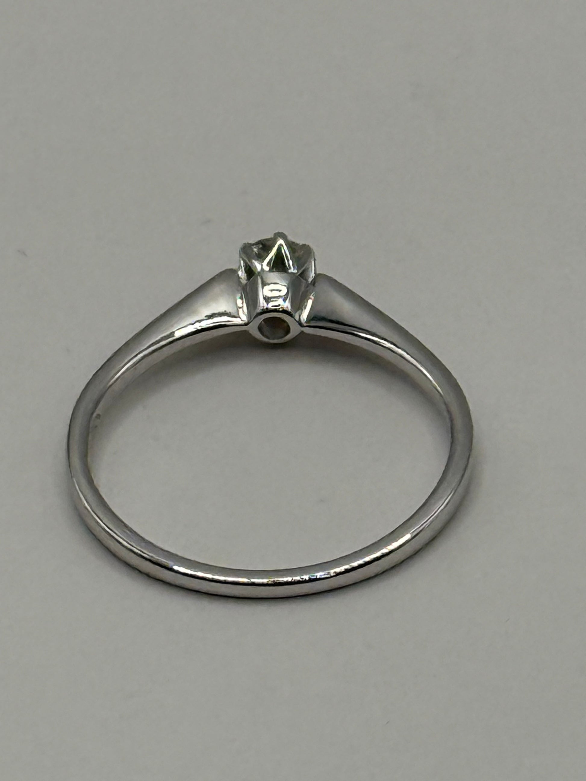 Bague solitaire en or blanc 18 carats sertie d’un diamant 0,15 ct taille 52 bijou de luxe vue 3