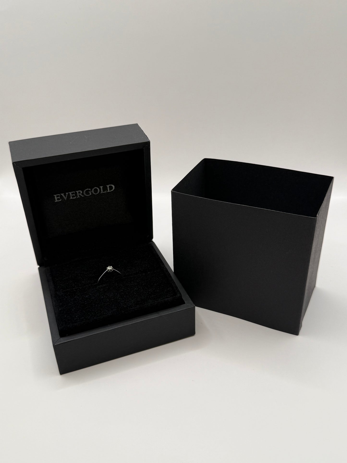 Bague solitaire en or blanc 18 carats sertie d’un diamant 0,15 ct taille 52 bijou de luxe vue 4