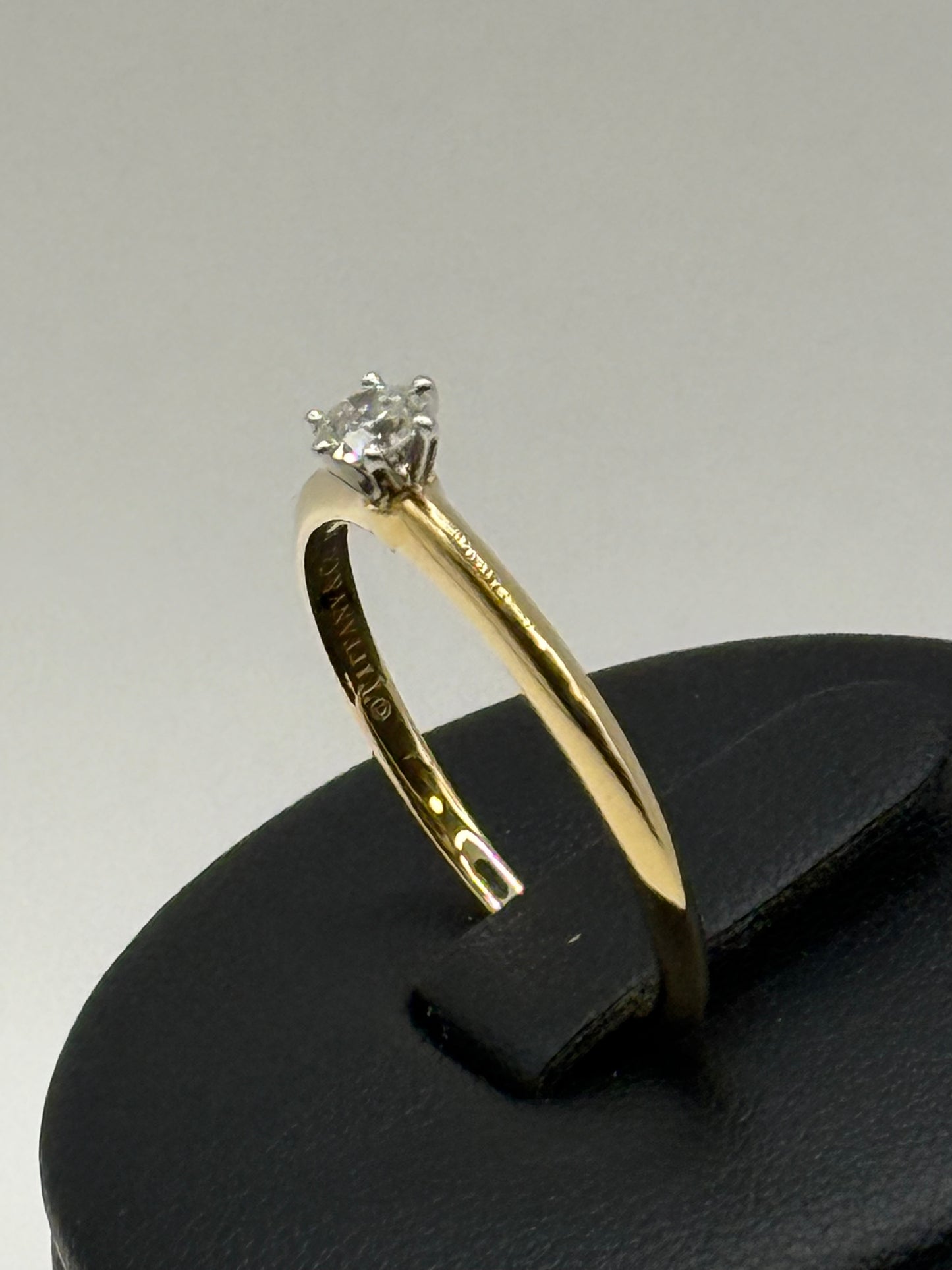 Bague solitaire Tiffany & Co. en or 18 carats et diamant  taille 58 bijou de luxe vue 2