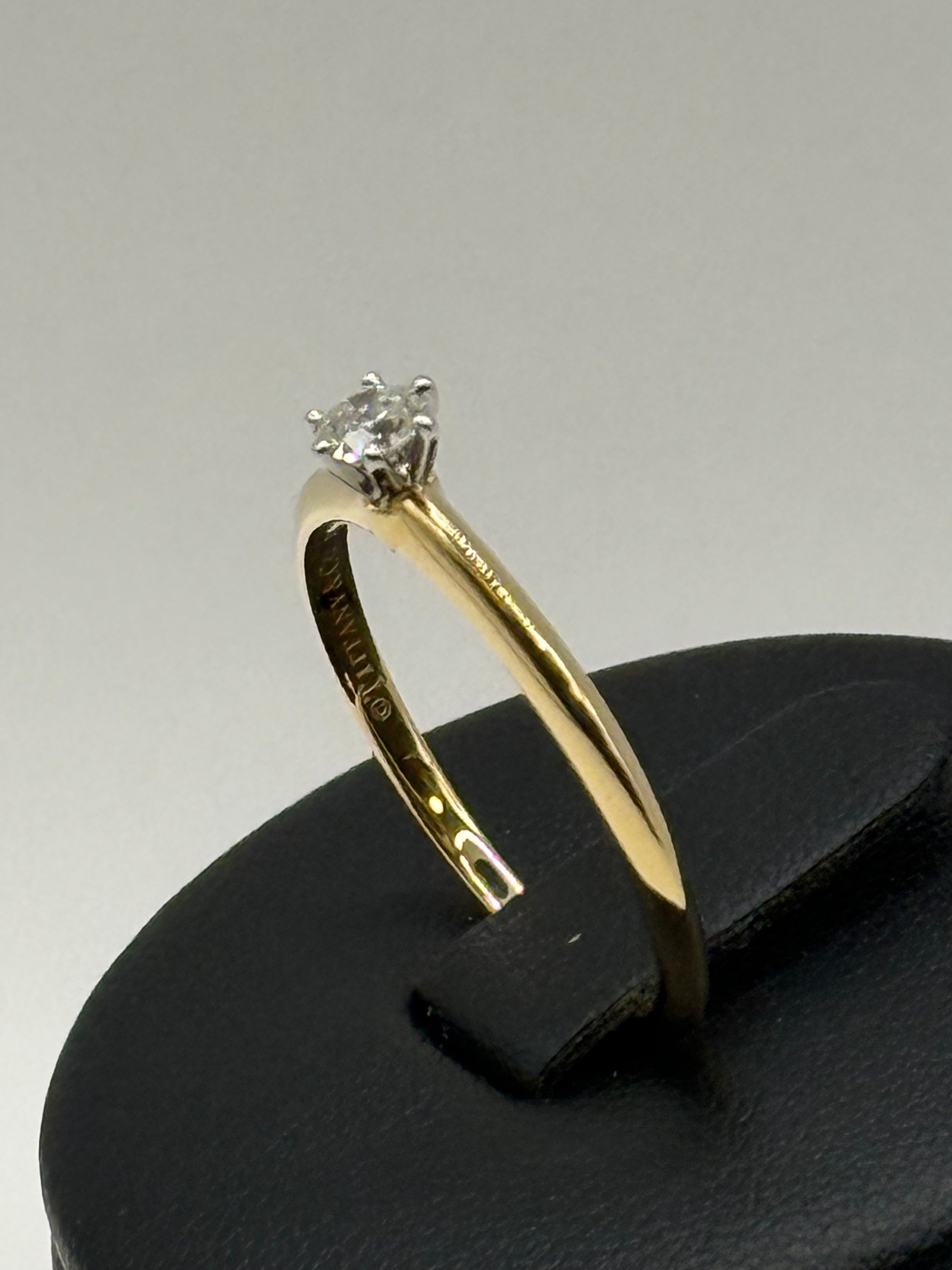 Bague solitaire Tiffany & Co. en or 18 carats et diamant  taille 58 bijou de luxe vue 2