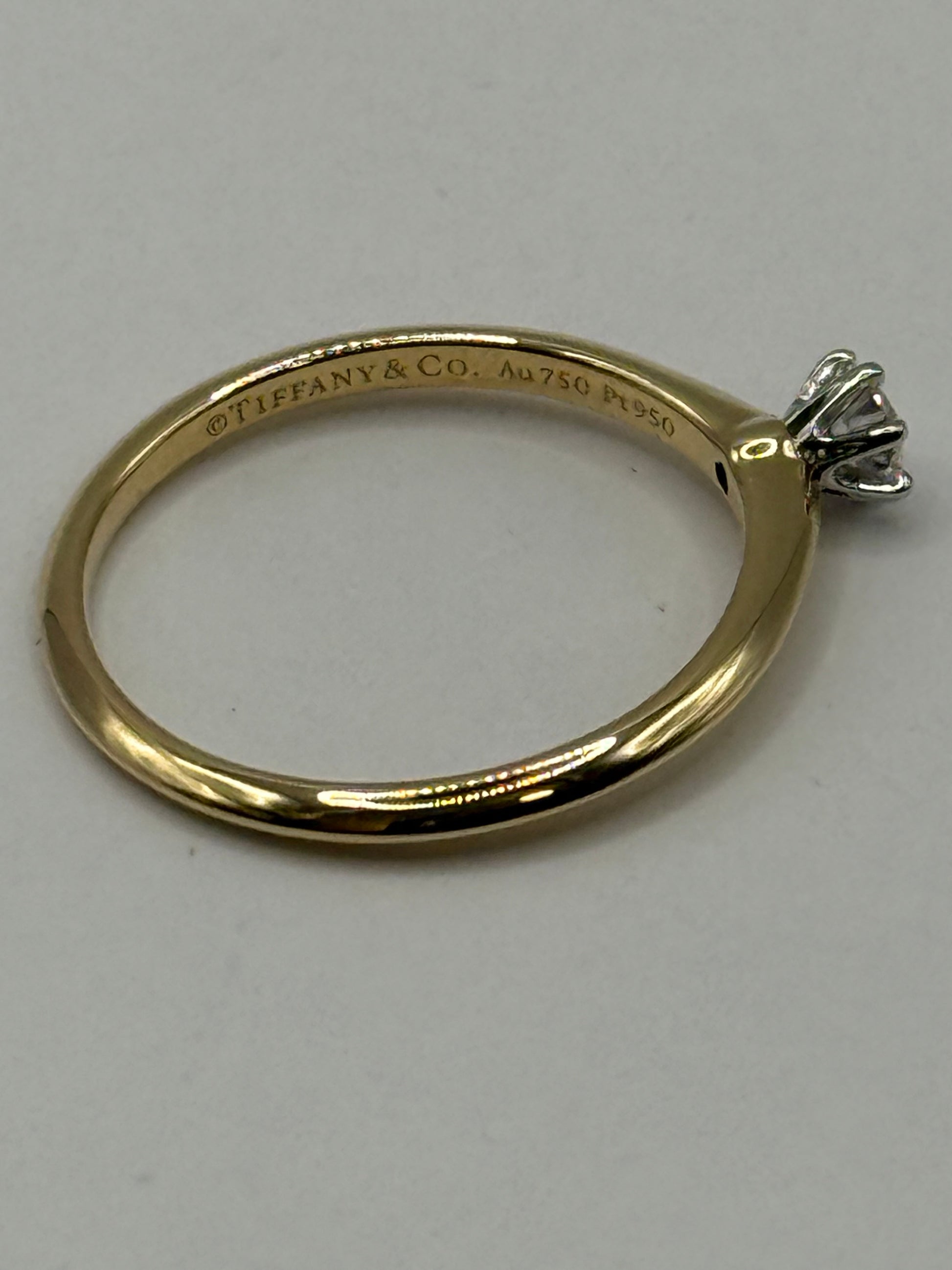 Bague solitaire Tiffany & Co. en or 18 carats et diamant  taille 58 bijou de luxe vue 3