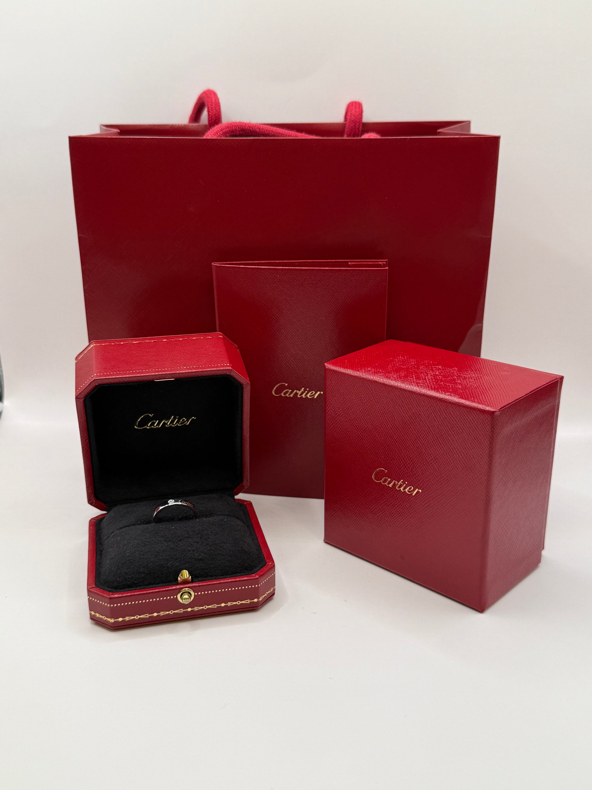 Cartier en platine 950 avec diamant serti clos taille 51 or 18 carats bijou de luxe vue 4