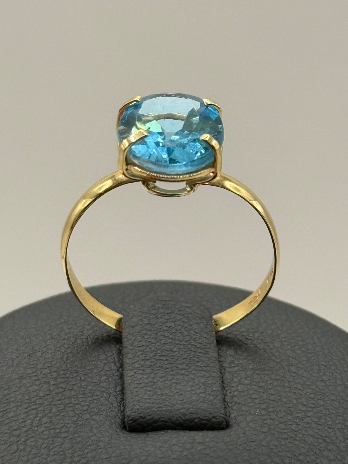 Bague en or jaune ornée dune topaze bleue  taille 56 bijou de luxe
