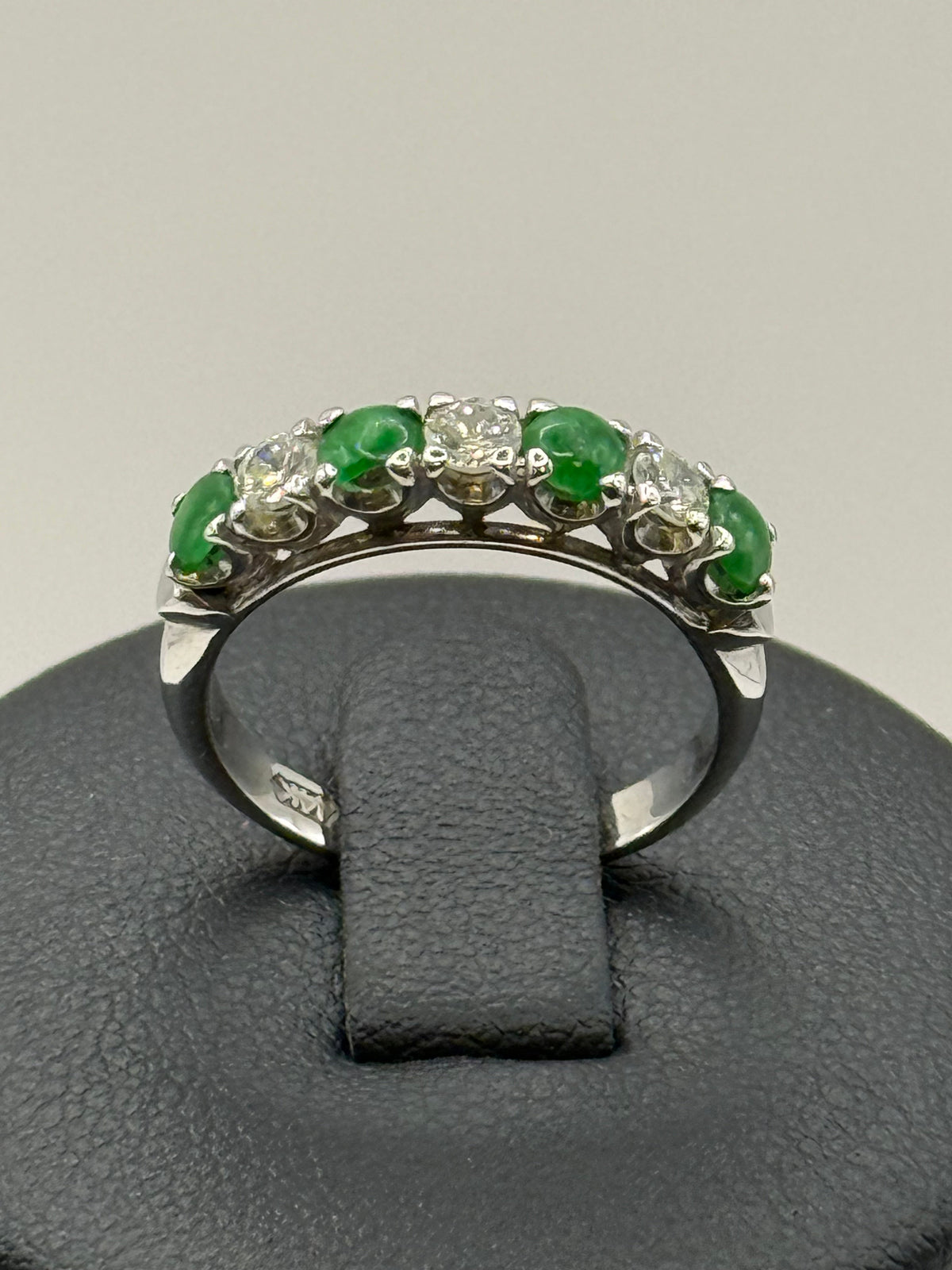 Bague en or blanc sertie de jades et de diamants taille 50 bijou de luxe