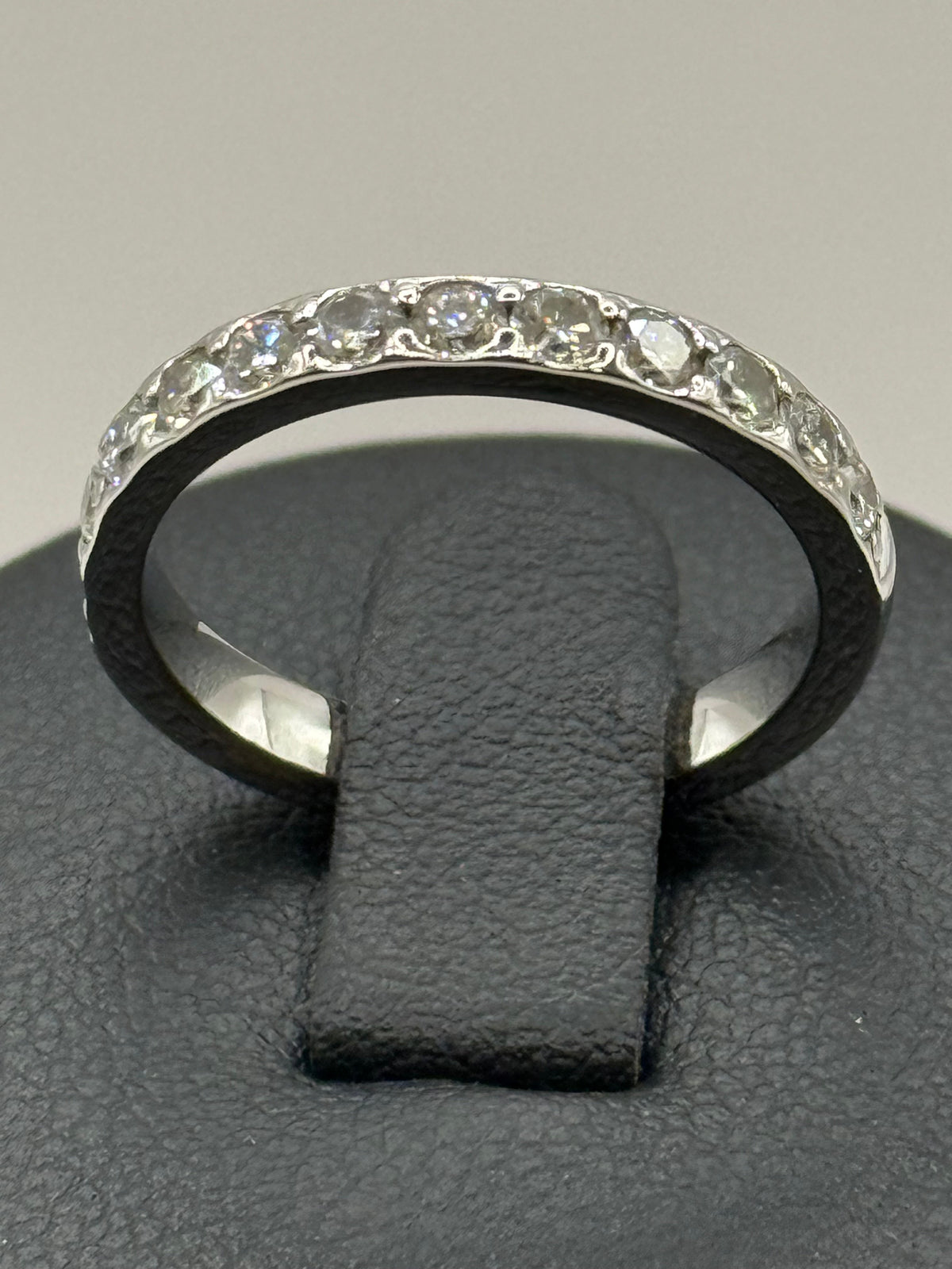 Demi tour en or blanc serti de diamants taille 52 bijou de luxe