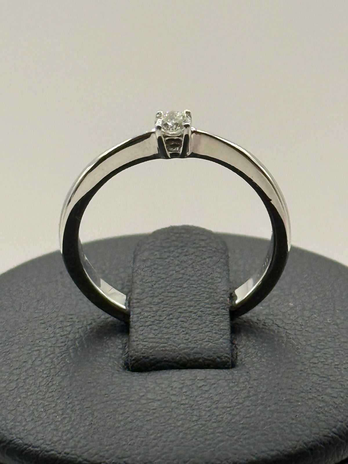 Bague en or blanc sertie dun diamant 0.1 carat taille 50 bijou de luxe