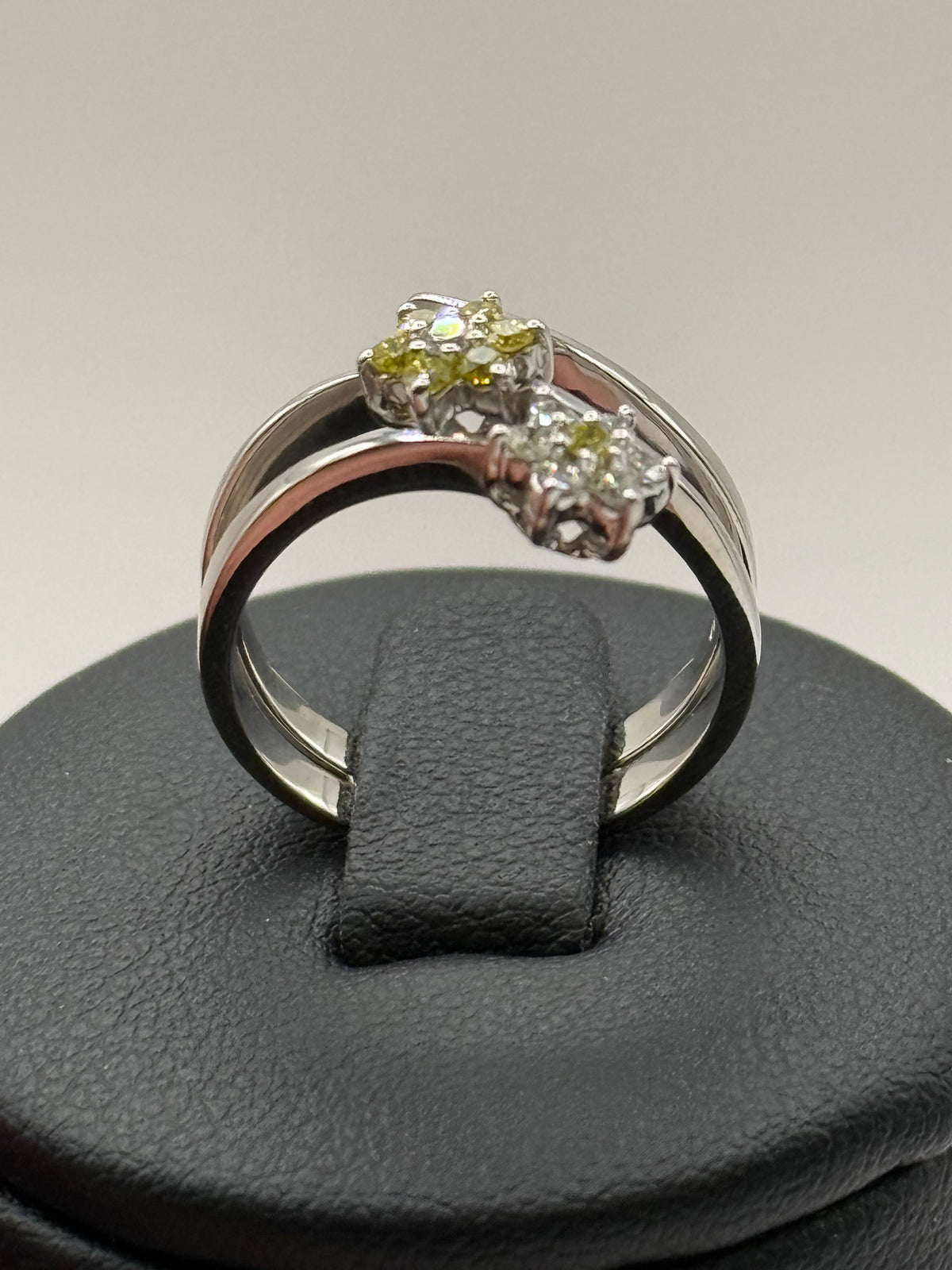 Bague en or blanc ornée de deux fleurs serties de diamants et de saphirs verts taille 50 bijou de luxe