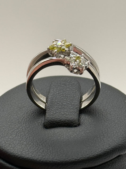 Bague en or blanc ornée de deux fleurs serties de diamants et de saphirs verts taille 50 bijou de luxe