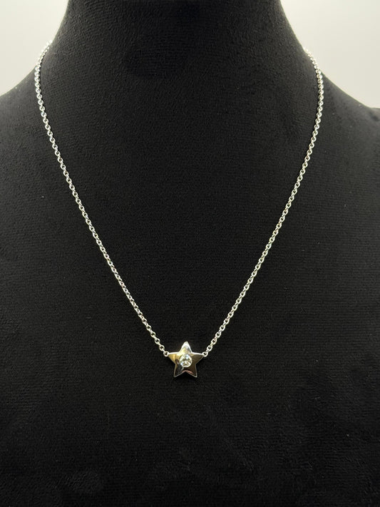 Collier en or blanc avec pendentif étoile serti dun diamant bijou de luxe