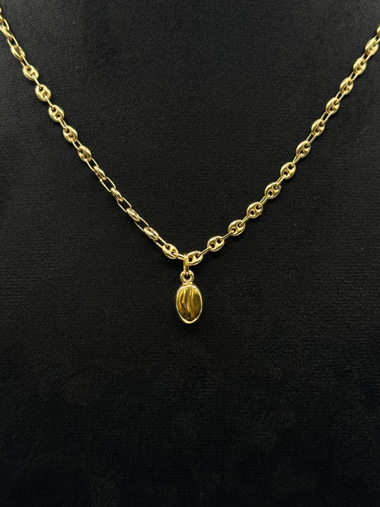 Collier en or jaune avec pendentif graine de café bijou de luxe