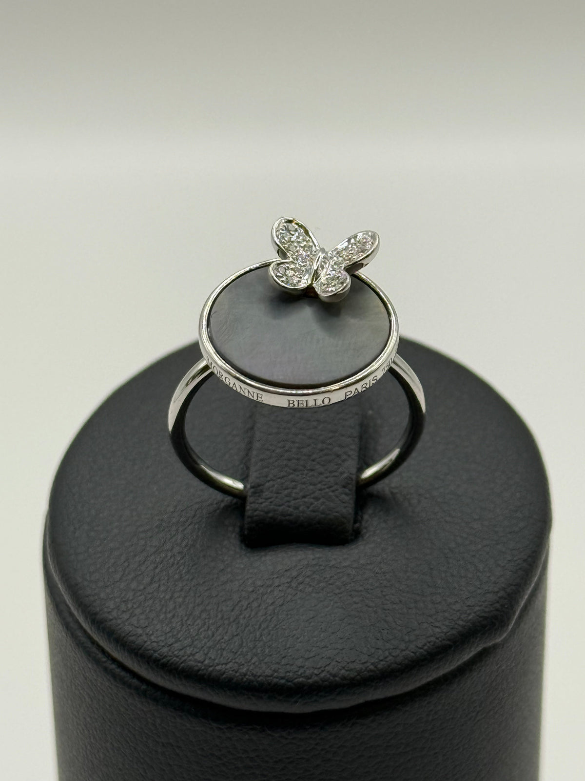 Bague Morganne Bello Paris en or blanc, nacre et papillon pavé de diamants taille 54 bijou de luxe