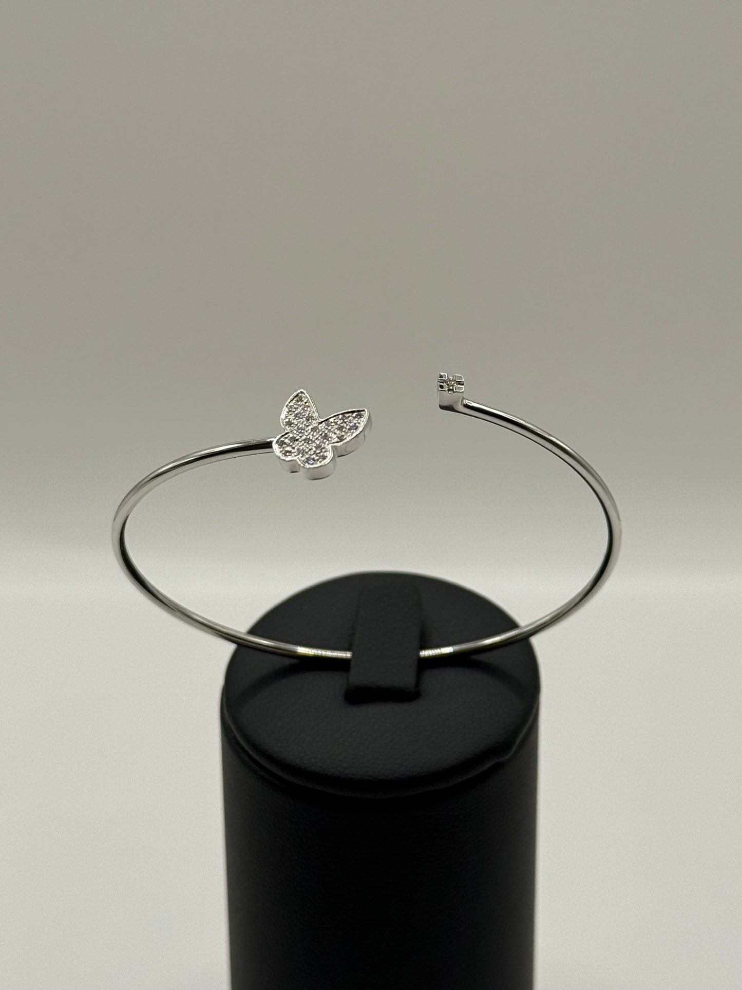 Bracelet Salvini en or blanc avec papillon pavé de diamants bijou de luxe