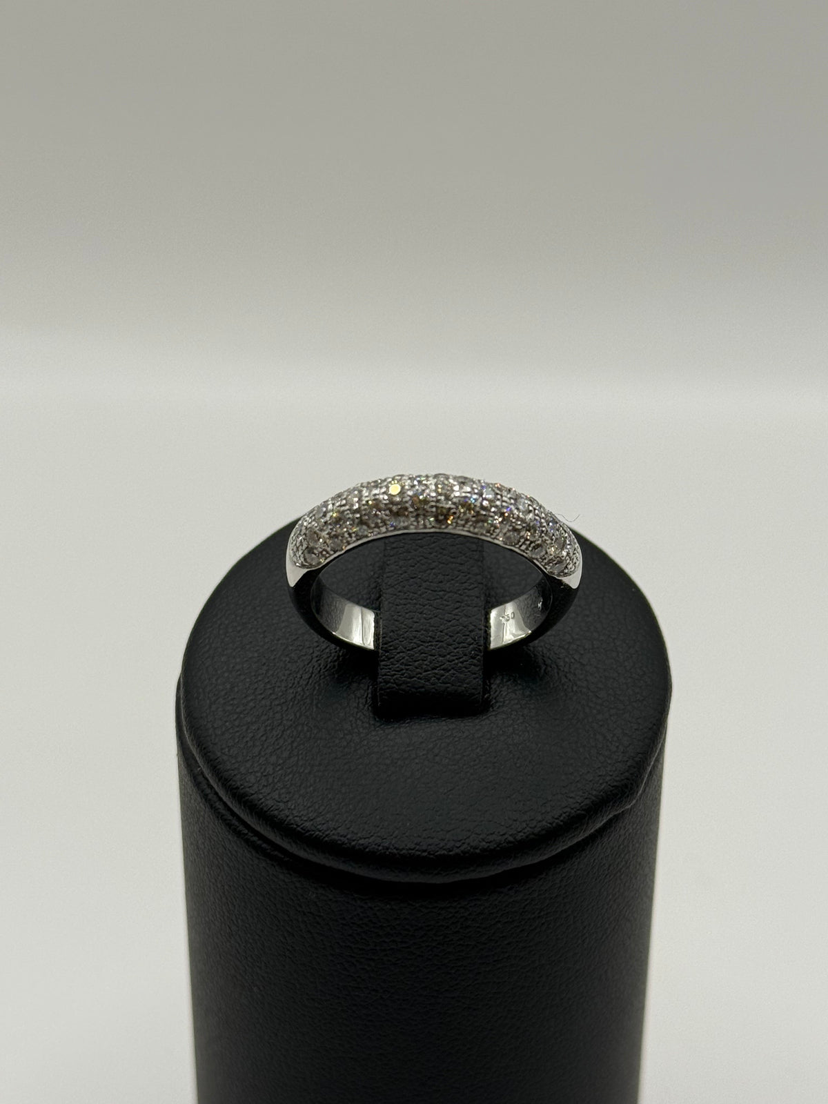 Bague pavée en or blanc 18k et diamants taille 58 bijou de luxe
