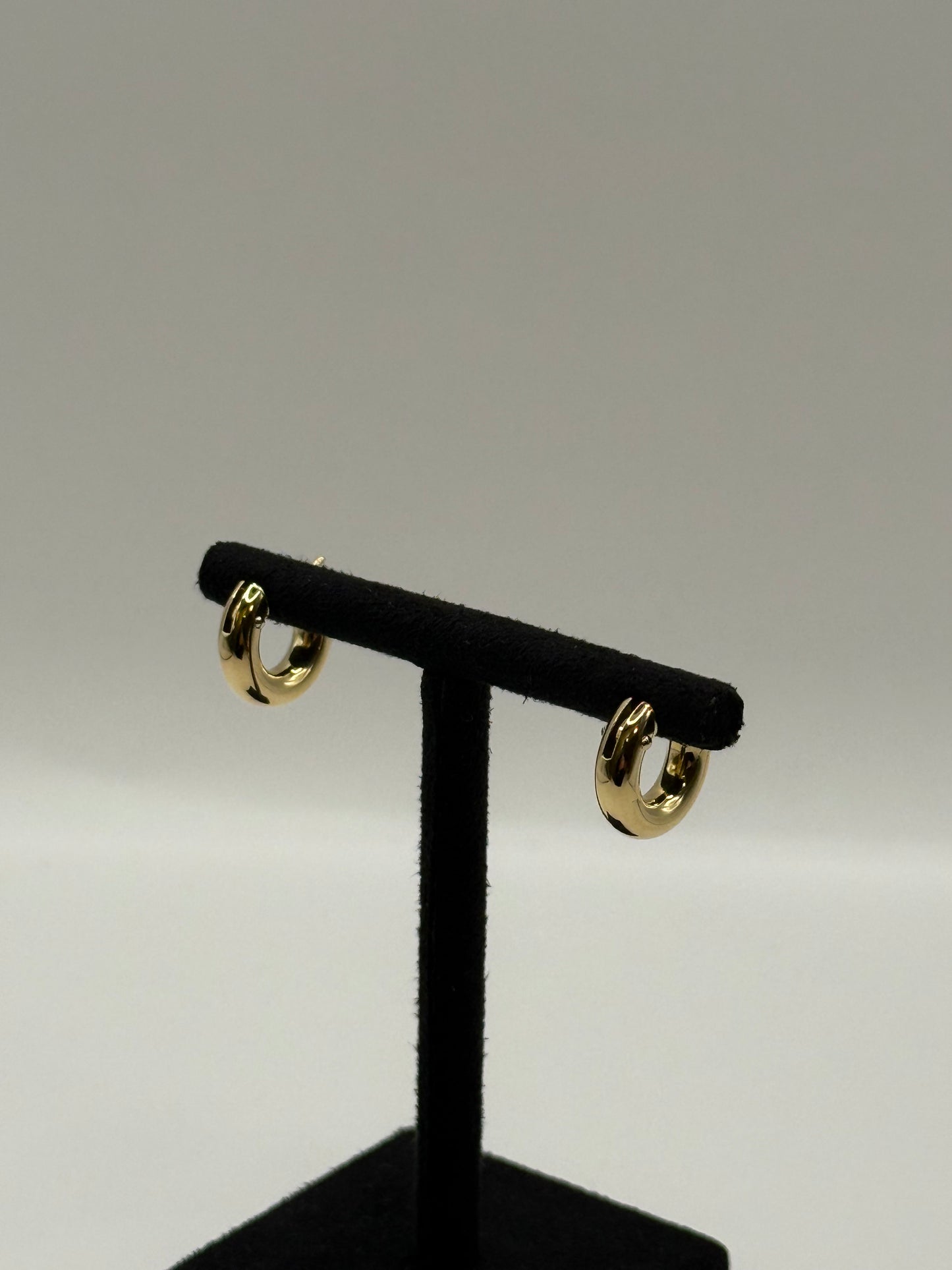 Boucles d’oreilles créoles en or jaune 18 carats bijou de luxe vue 2