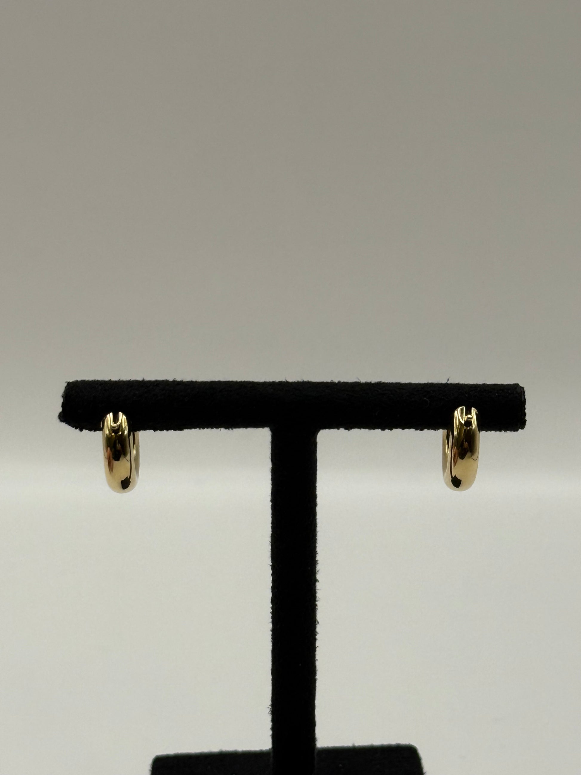 Boucles d’oreilles créoles en or jaune 18 carats bijou de luxe vue 3