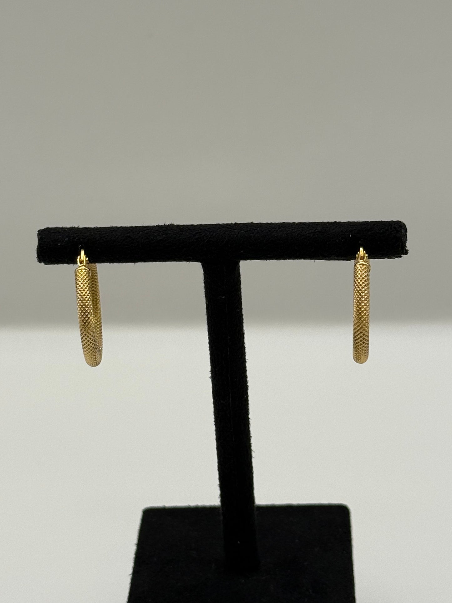 Boucles d’oreilles créoles texturées  bijou de luxe