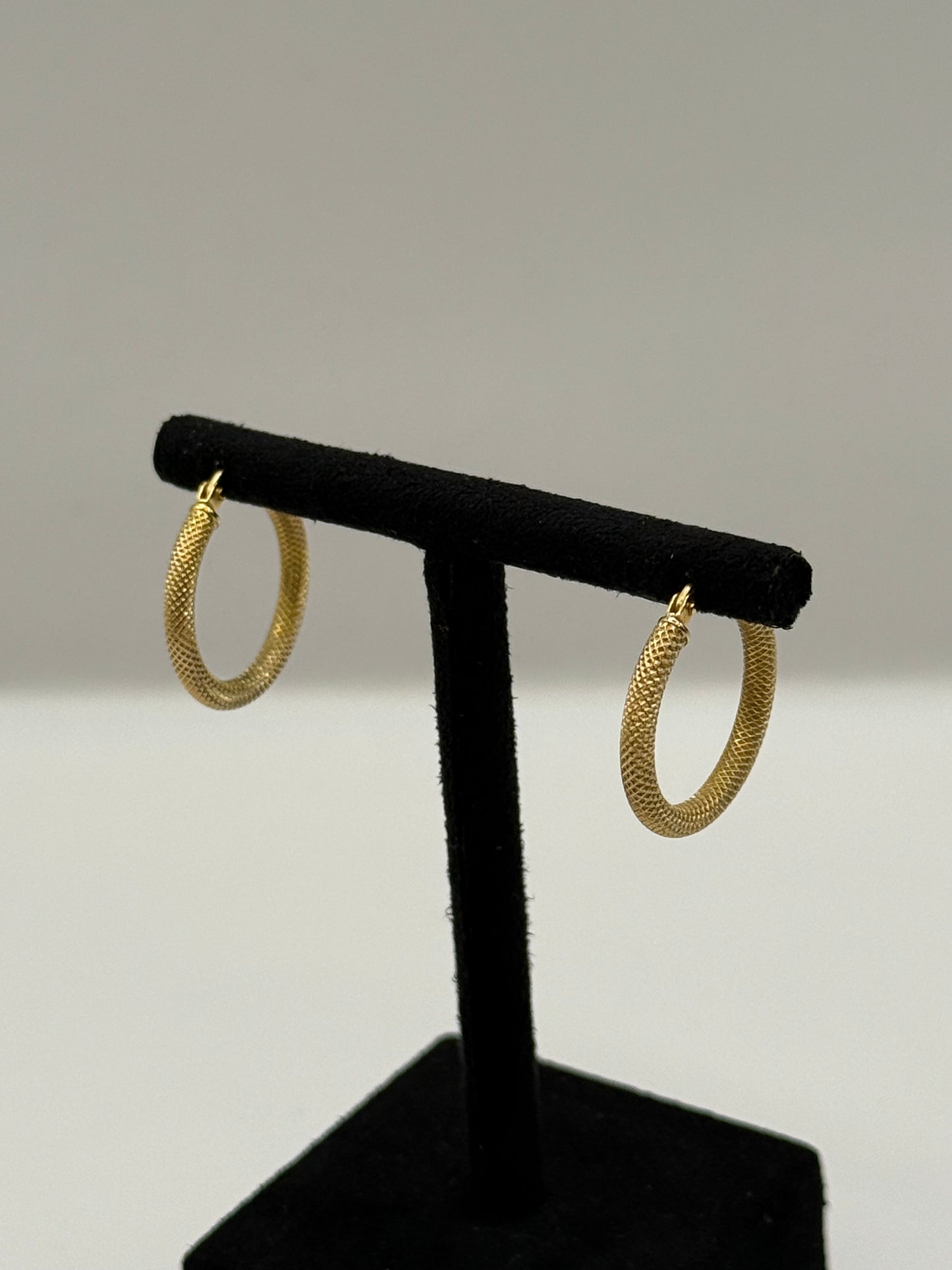 Boucles d’oreilles créoles texturées  bijou de luxe vue 2