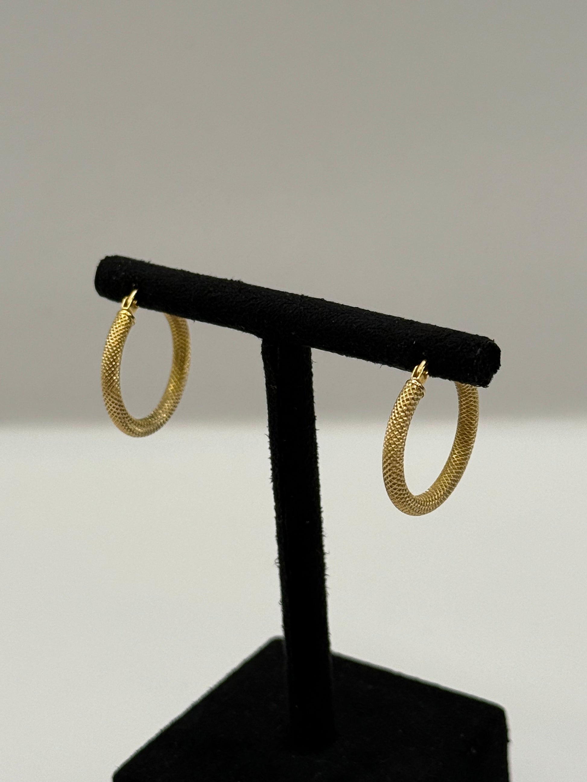 Boucles d’oreilles créoles texturées  bijou de luxe vue 2