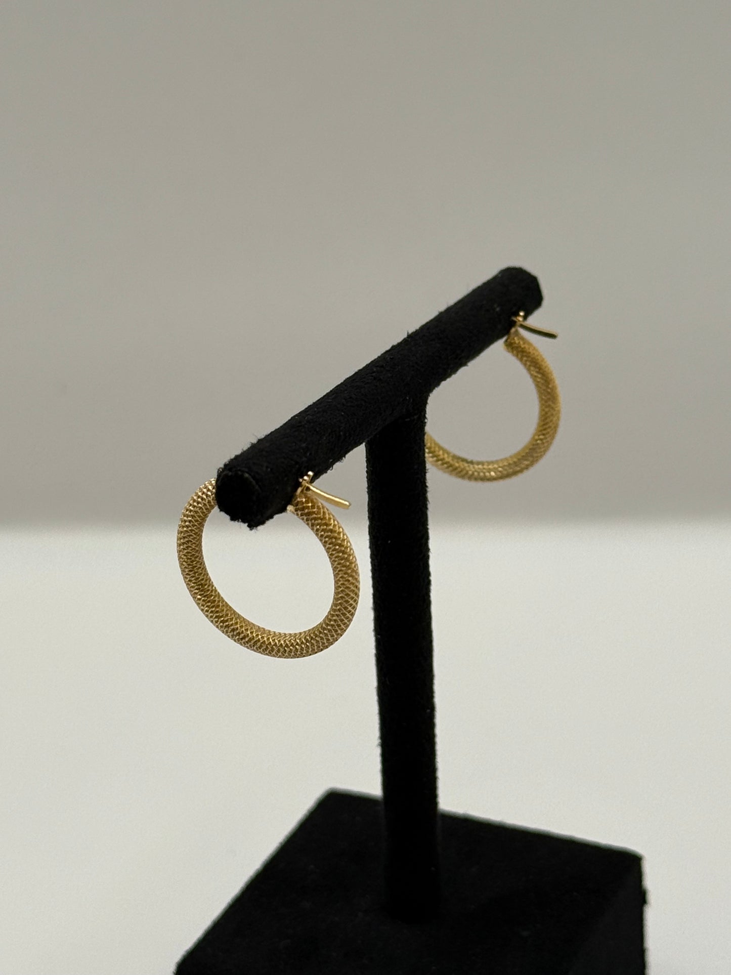 Boucles d’oreilles créoles texturées  bijou de luxe vue 3