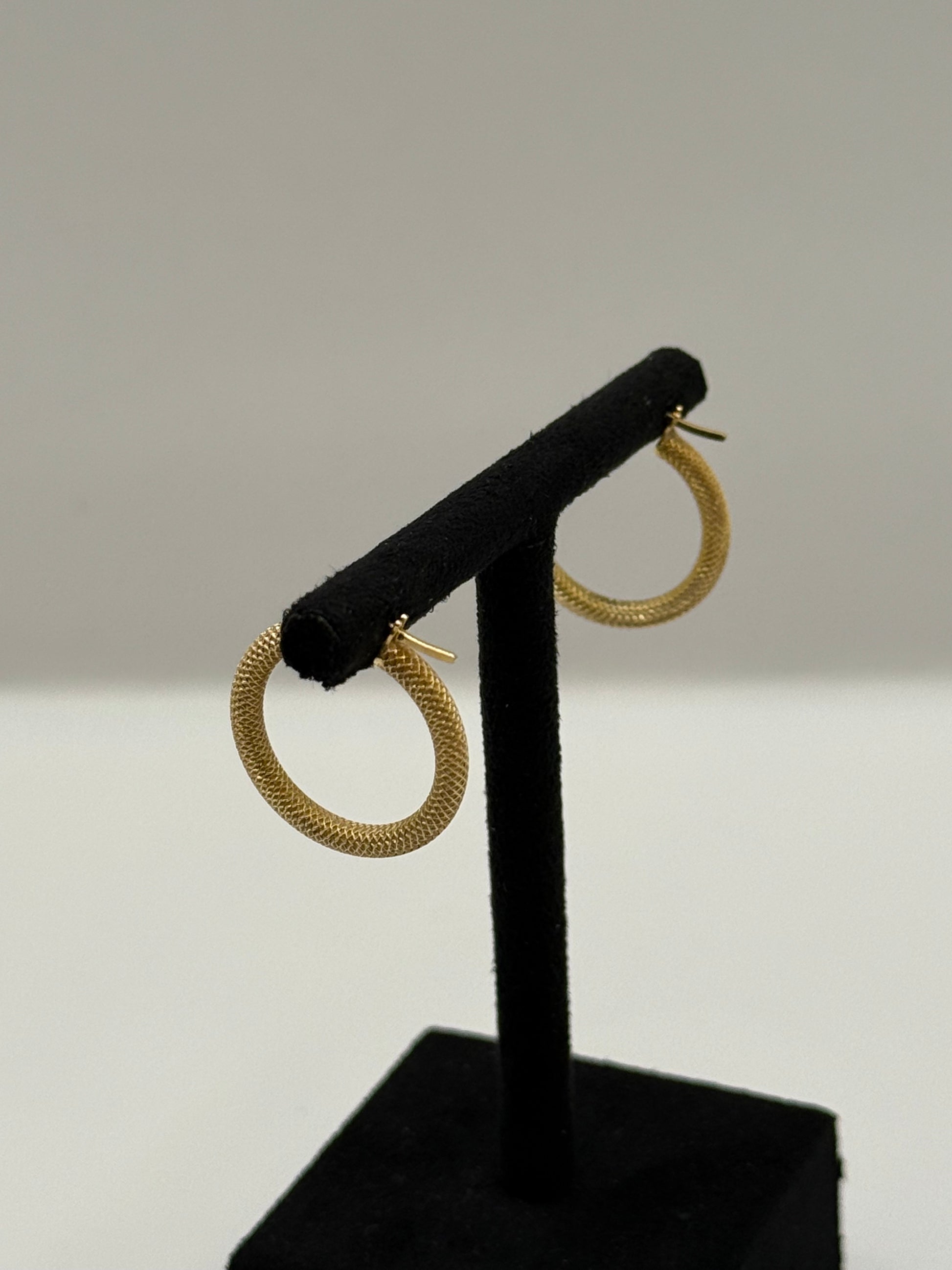 Boucles d’oreilles créoles texturées  bijou de luxe vue 3