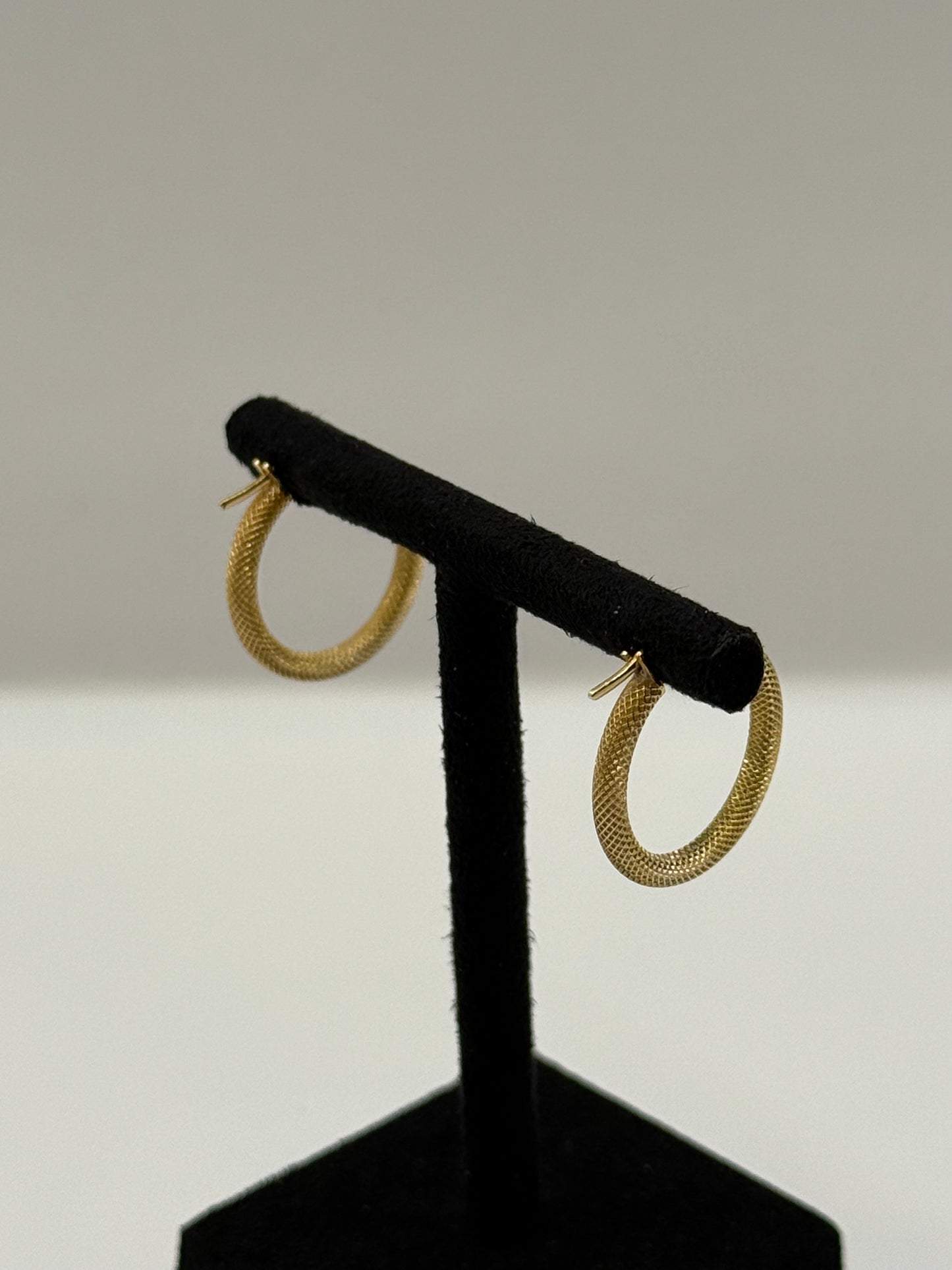 Boucles d’oreilles créoles texturées  bijou de luxe vue 4