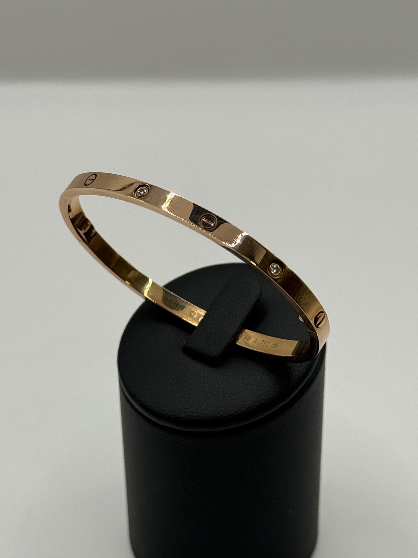 bracelet Cartier LOVE, Petit modèle, 6 diamants taille 16 or 18 carats bijou de luxe vue 2