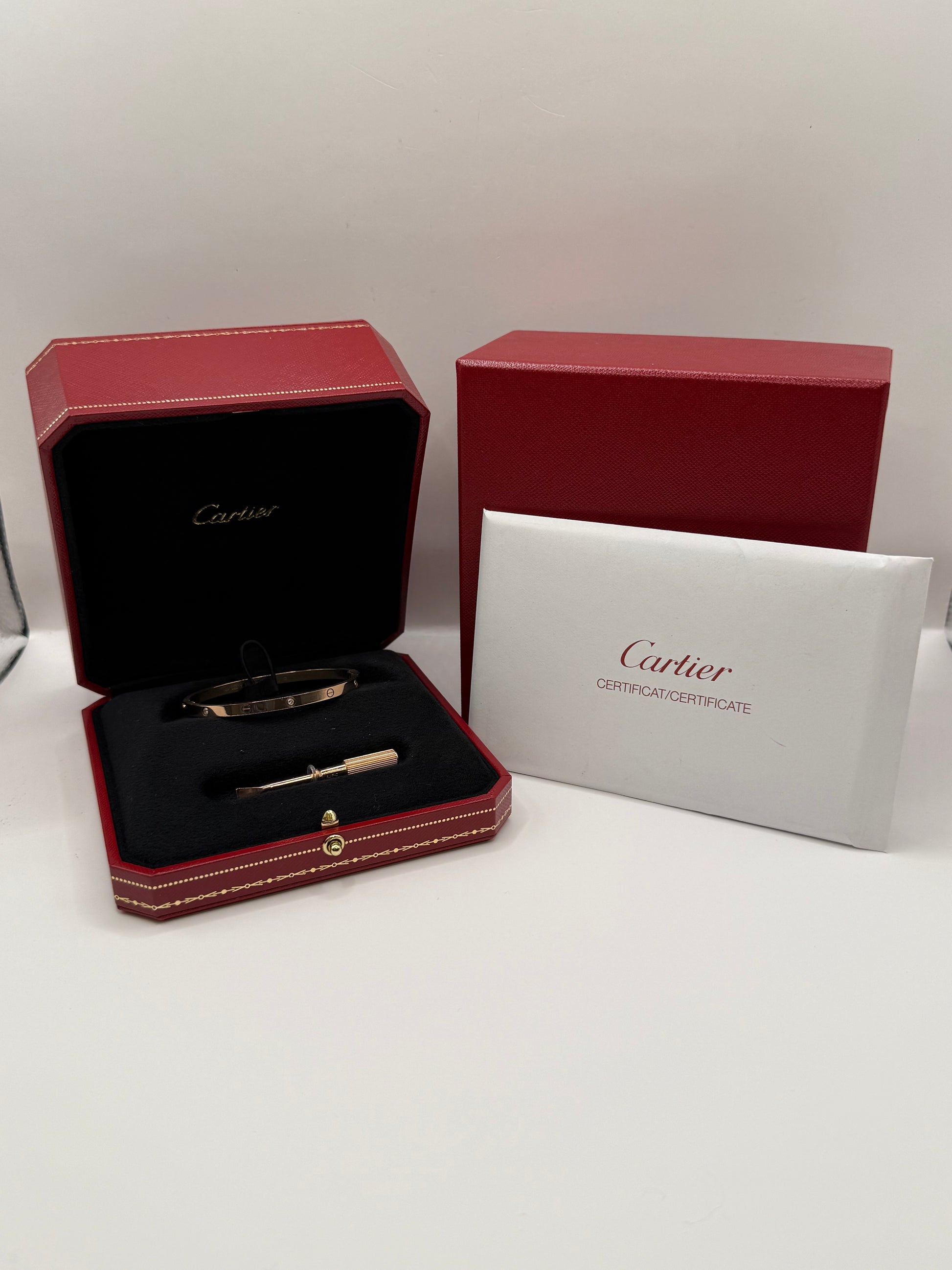 bracelet Cartier LOVE, Petit modèle, 6 diamants taille 16 or 18 carats bijou de luxe vue 5