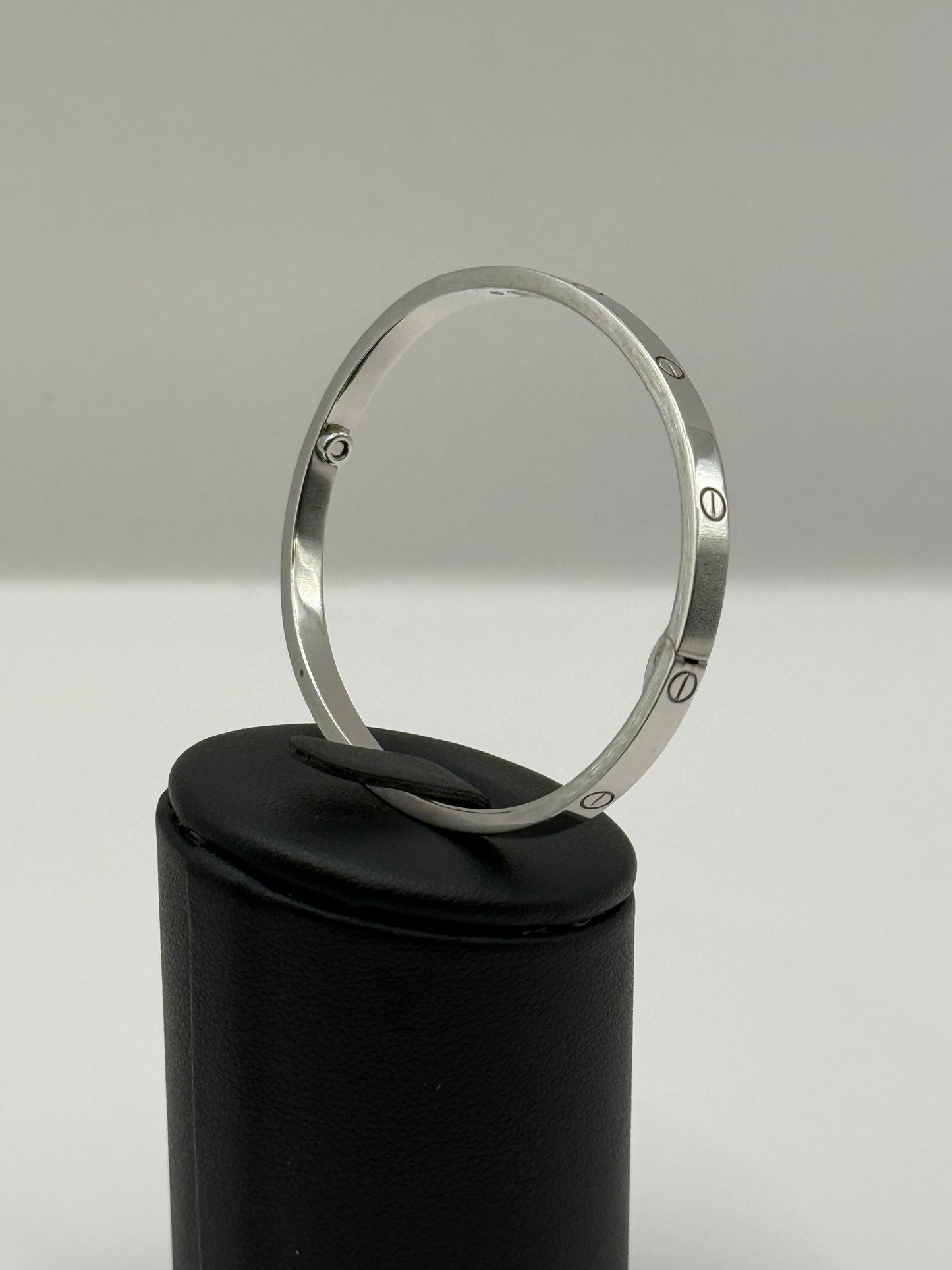 bracelet Cartier LOVE, Petit modèle taille 16 or 18 carats bijou de luxe vue 3