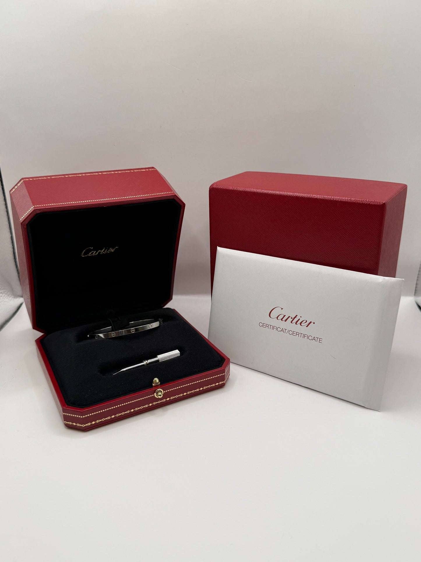 bracelet Cartier LOVE, Petit modèle taille 16 or 18 carats bijou de luxe vue 4