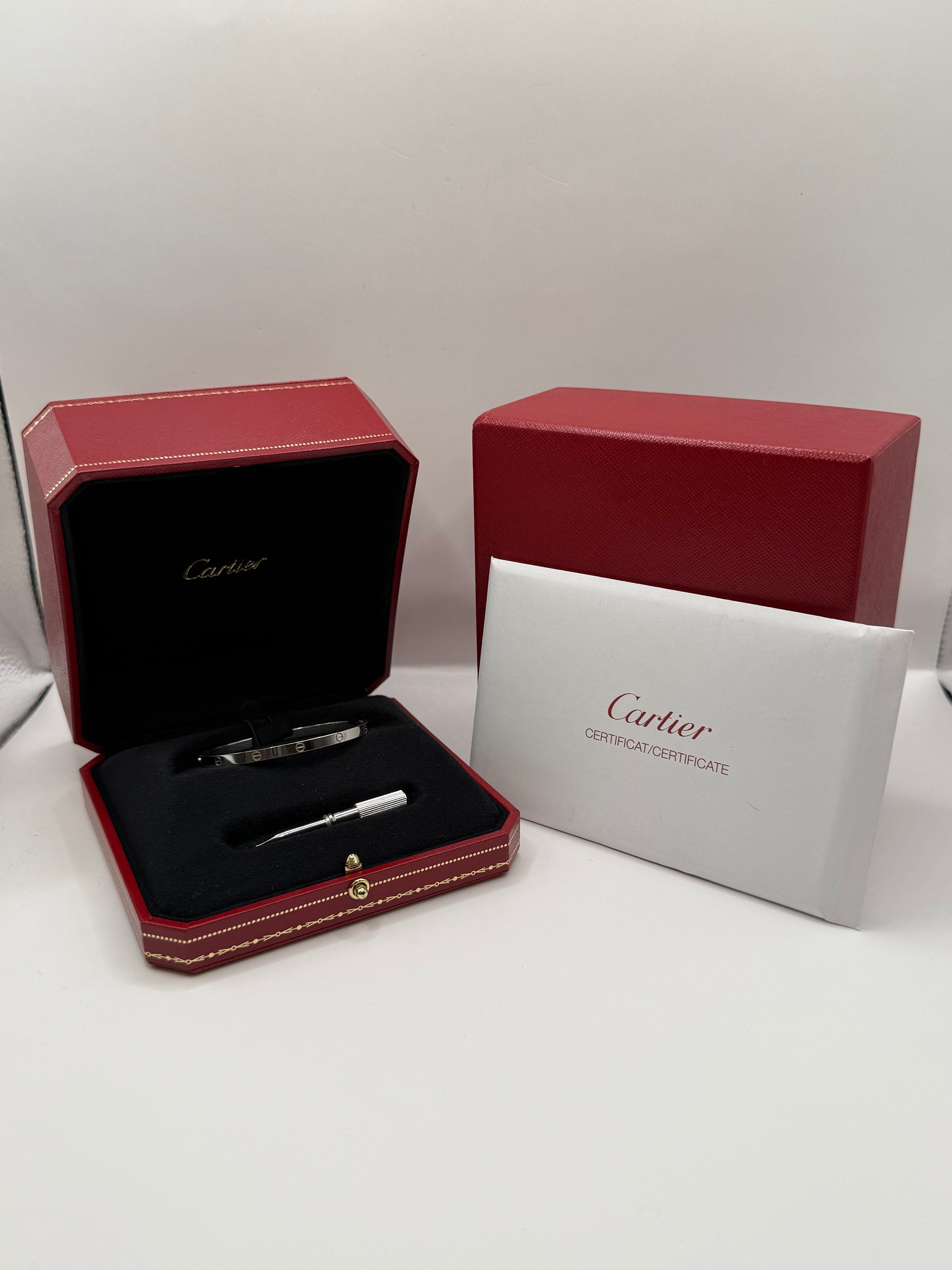 bracelet Cartier LOVE, Petit modèle taille 16 or 18 carats bijou de luxe vue 4