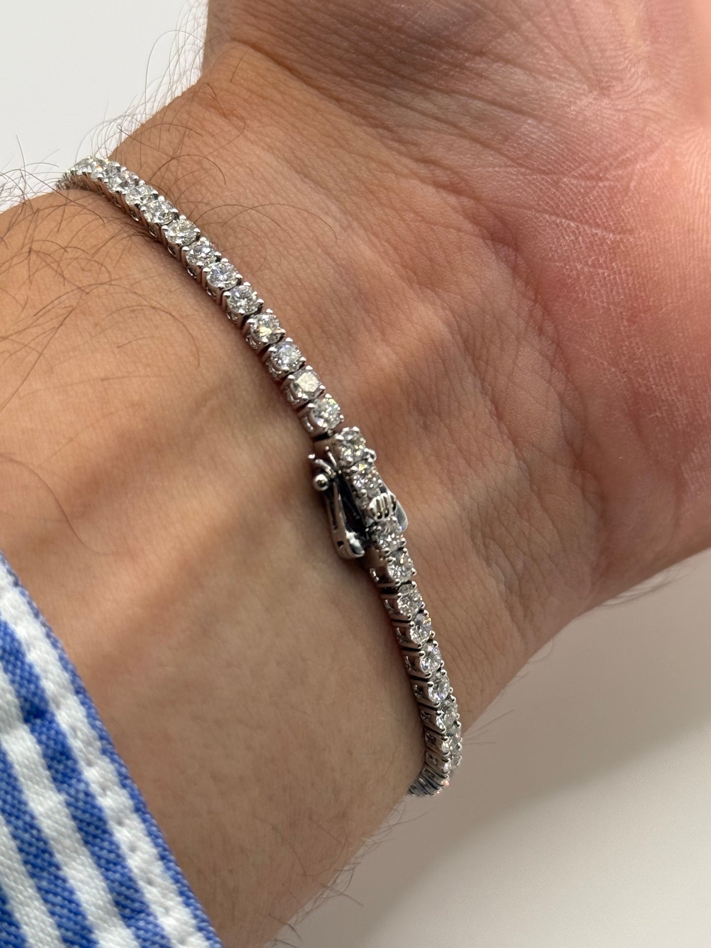 Bracelet Tennis 18,5 cm 4,22 carats diamants synthetiques qualité vvs/vs et couleur D/E taille 18,5 or 18 carats bijou de luxe vue 2