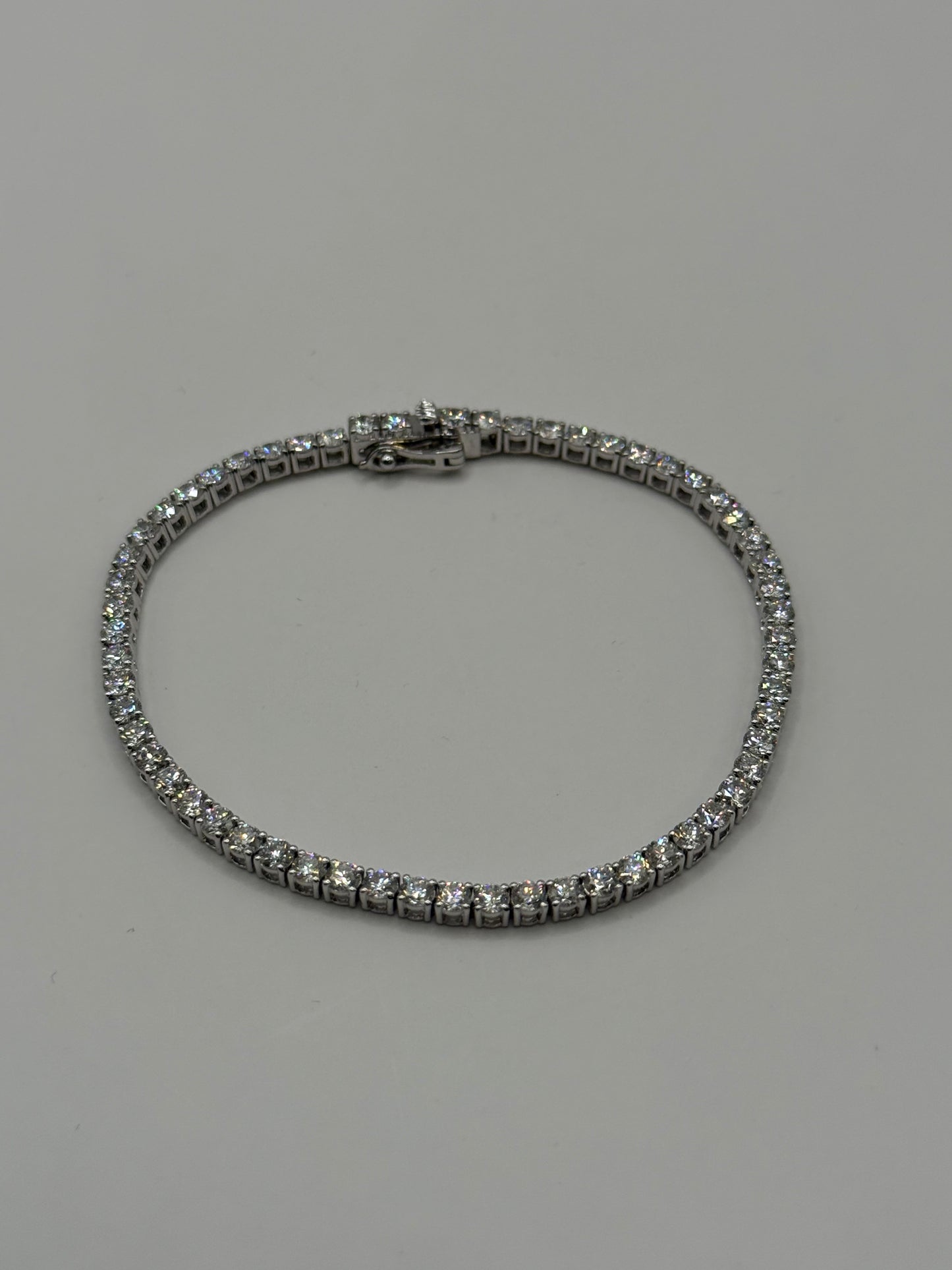 Bracelet Tennis 18,5 cm 4,22 carats diamants synthetiques qualité vvs/vs et couleur D/E taille 18,5 or 18 carats bijou de luxe vue 3