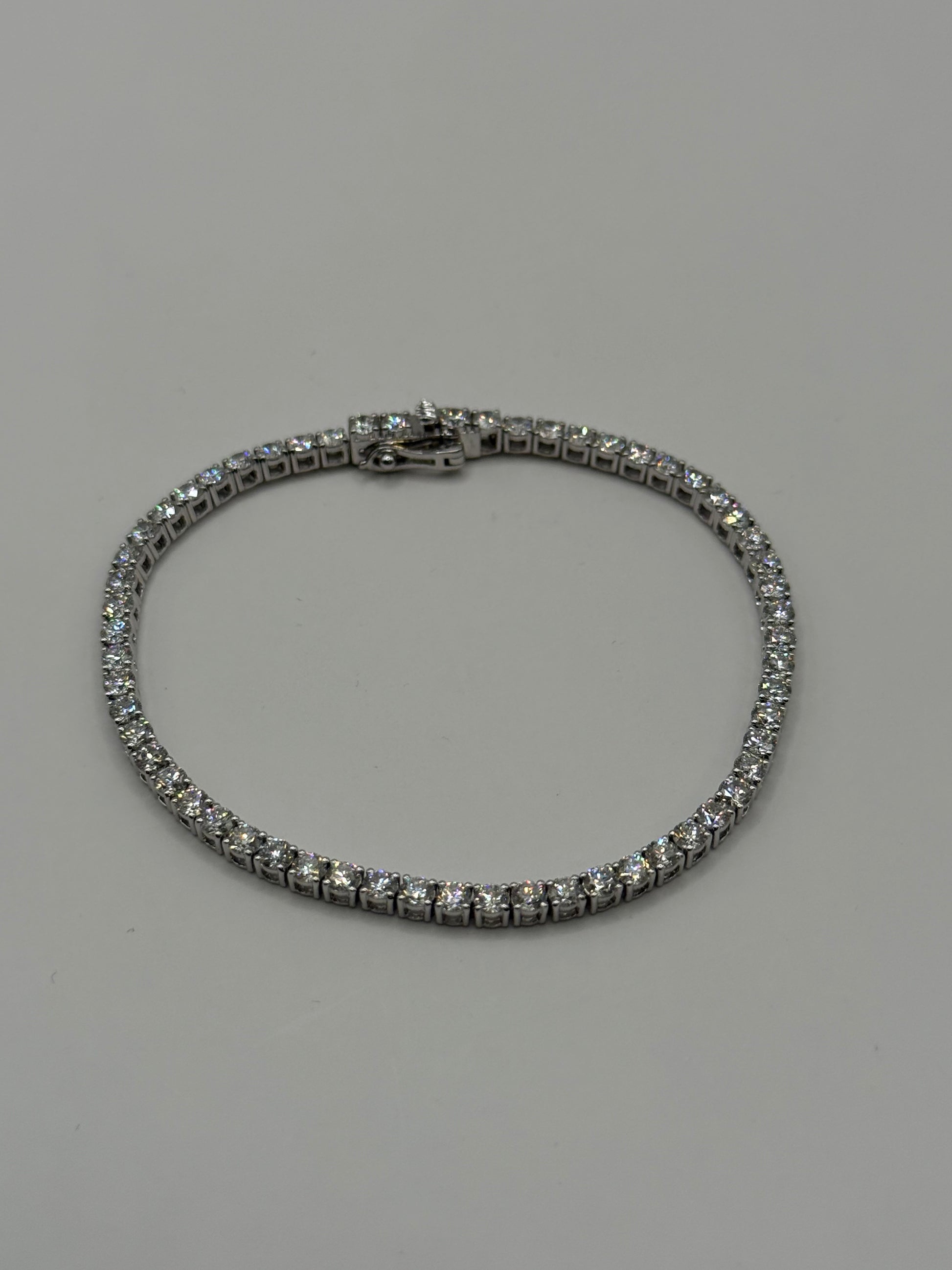 Bracelet Tennis 18,5 cm 4,22 carats diamants synthetiques qualité vvs/vs et couleur D/E taille 18,5 or 18 carats bijou de luxe vue 3