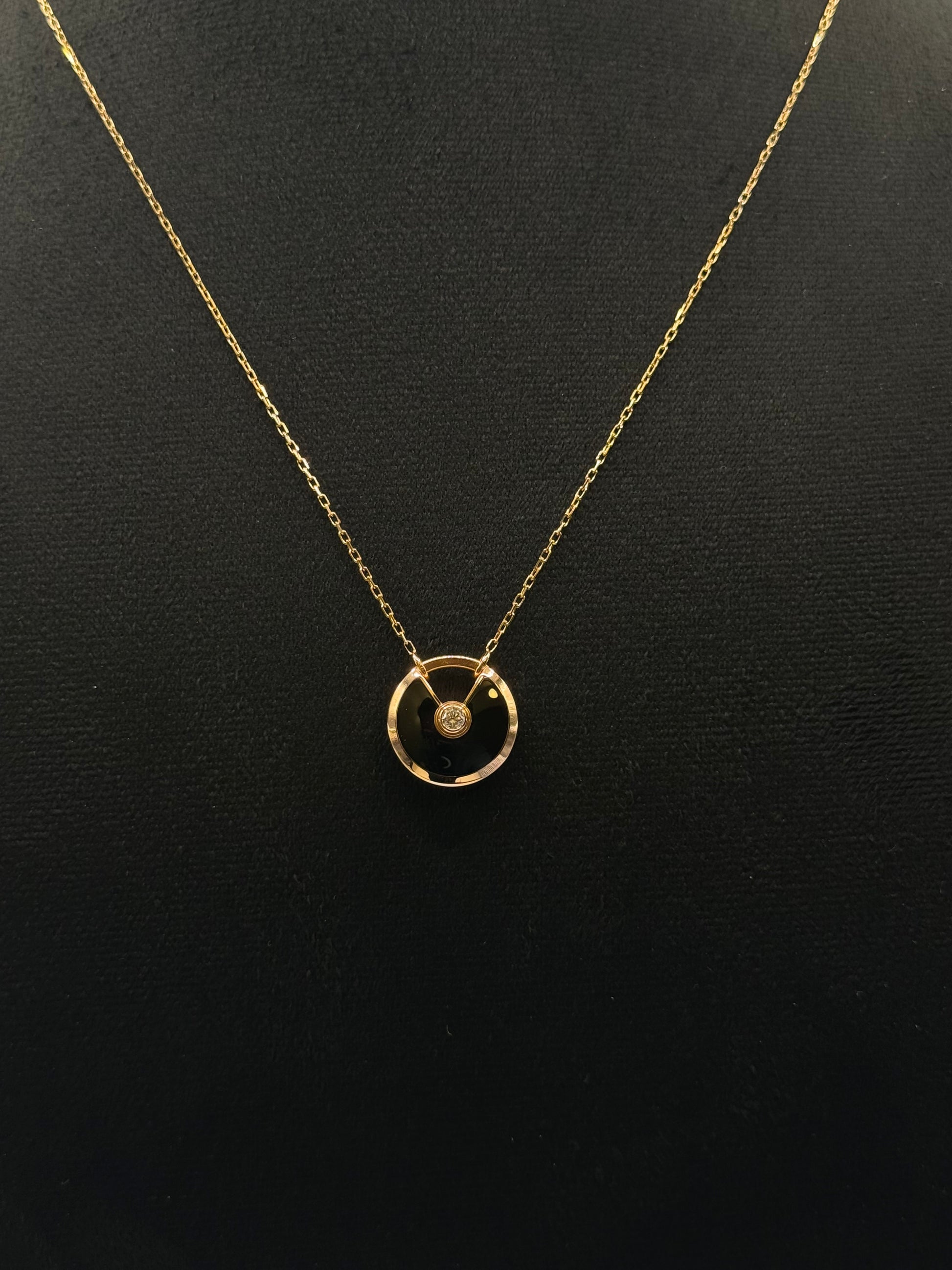 Cartier Amulette Onyx et diamant or 18 carats bijou de luxe