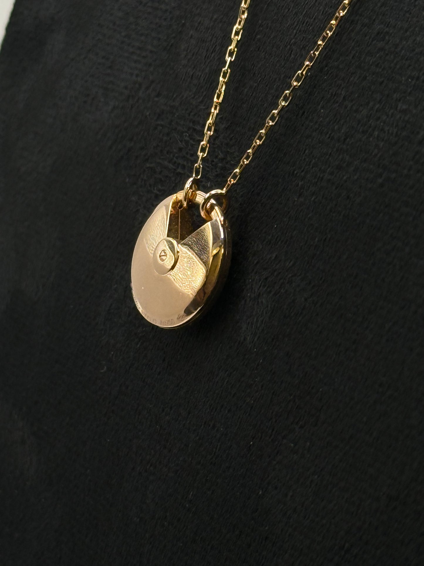Cartier Amulette Onyx et diamant or 18 carats bijou de luxe vue 2