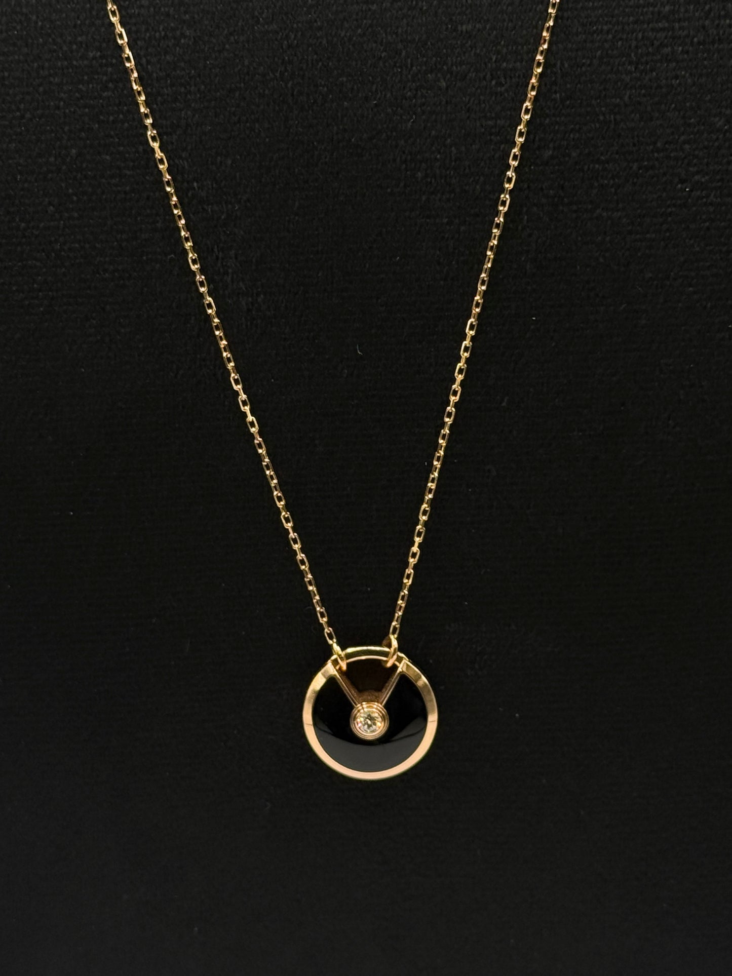 Cartier Amulette Onyx et diamant or 18 carats bijou de luxe vue 4