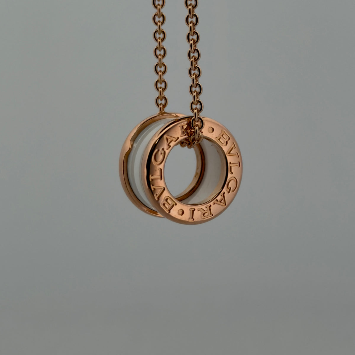 Collier Bulgari B01 or rose et céramique  bijou de luxe vue 2